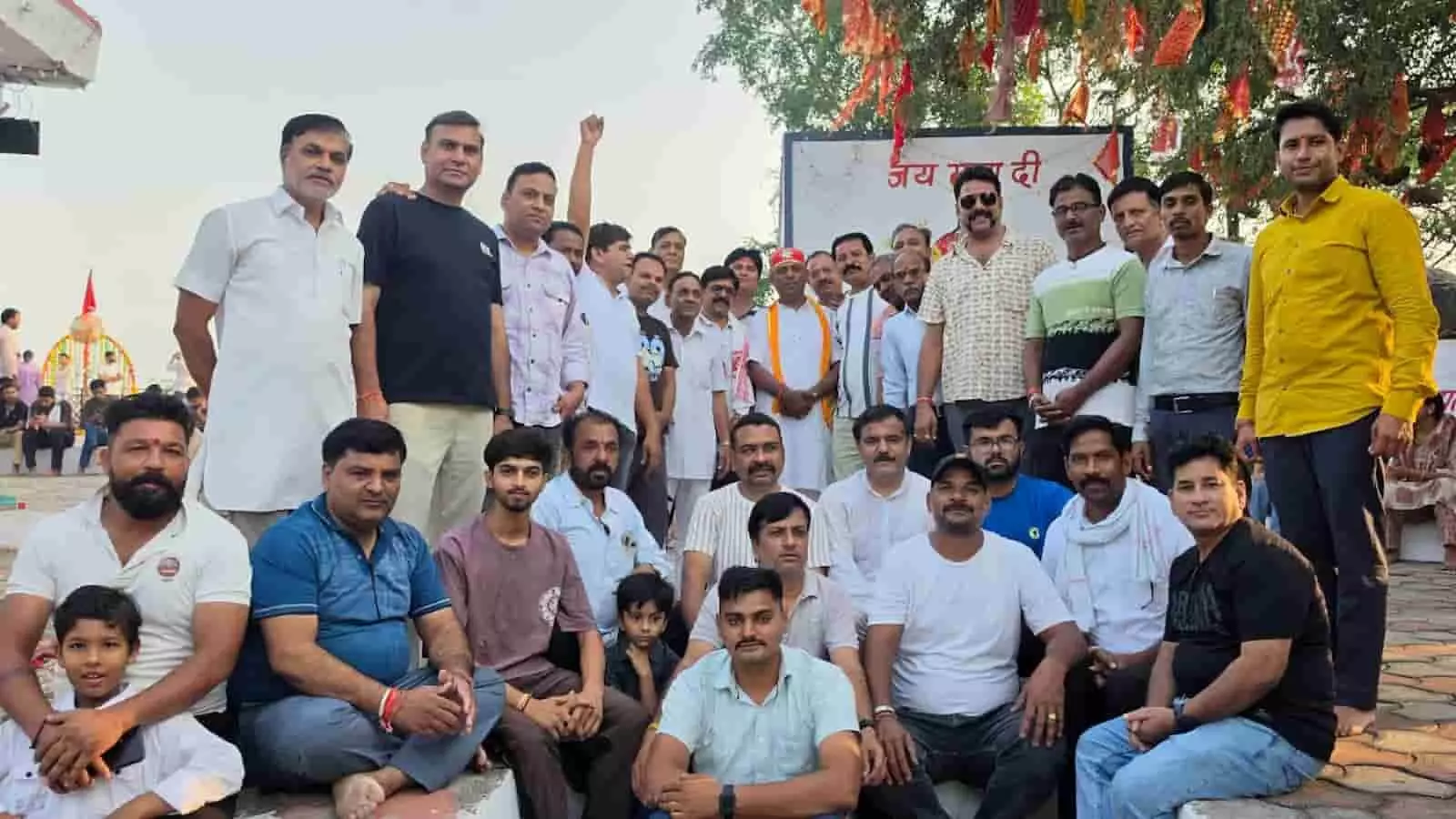 तस्वीर में सलूंबर स्थित सोनार माता मंदिर परिसर में नगर परिषद सभापति नरेश जैन श्रद्धालुओं के साथ मौजूद हैं। तस्वीर में सलूंबर स्थित सोनार माता मंदिर परिसर में नगर परिषद सभापति नरेश जैन श्रद्धालुओं के साथ मौजूद हैं।