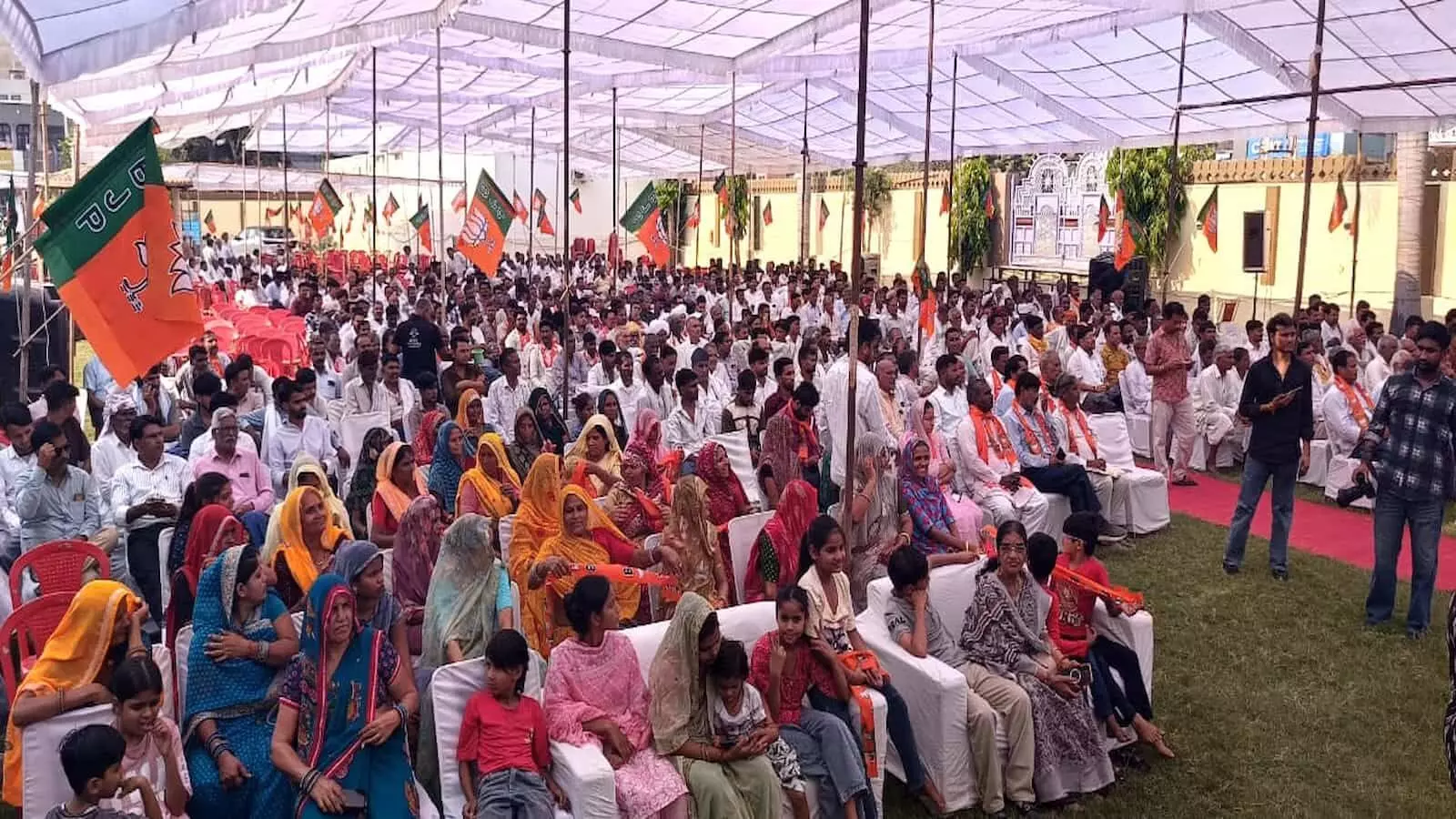 सवाई माधोपुर में बीजेपी बूथ सम्मेलन के दौरान मंच पर मौजूद कैबिनेट मंत्री डॉ. किरोड़ी लाल मीणा और पार्टी पदाधिकारी। सवाई माधोपुर में बीजेपी बूथ सम्मेलन के दौरान मंच पर मौजूद कैबिनेट मंत्री डॉ. किरोड़ी लाल मीणा और पार्टी पदाधिकारी।