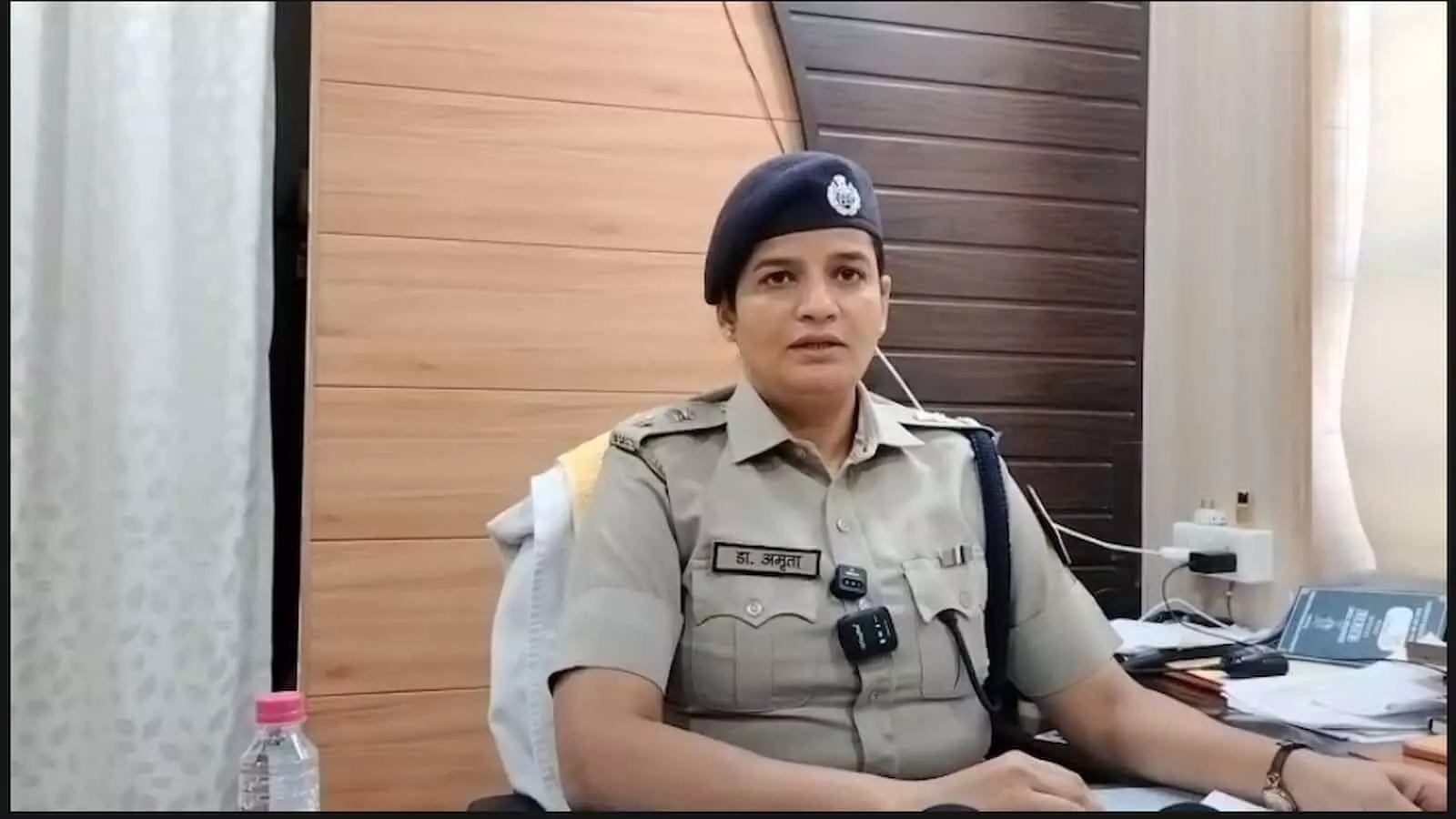 तस्वीर में पुलिस वर्दी पहने उदयपुर एसपी डॉ. अमृता दुहन अपने कार्यालय में बैठी हुई हैं। तस्वीर में पुलिस वर्दी पहने उदयपुर एसपी डॉ. अमृता दुहन अपने कार्यालय में बैठी हुई हैं।