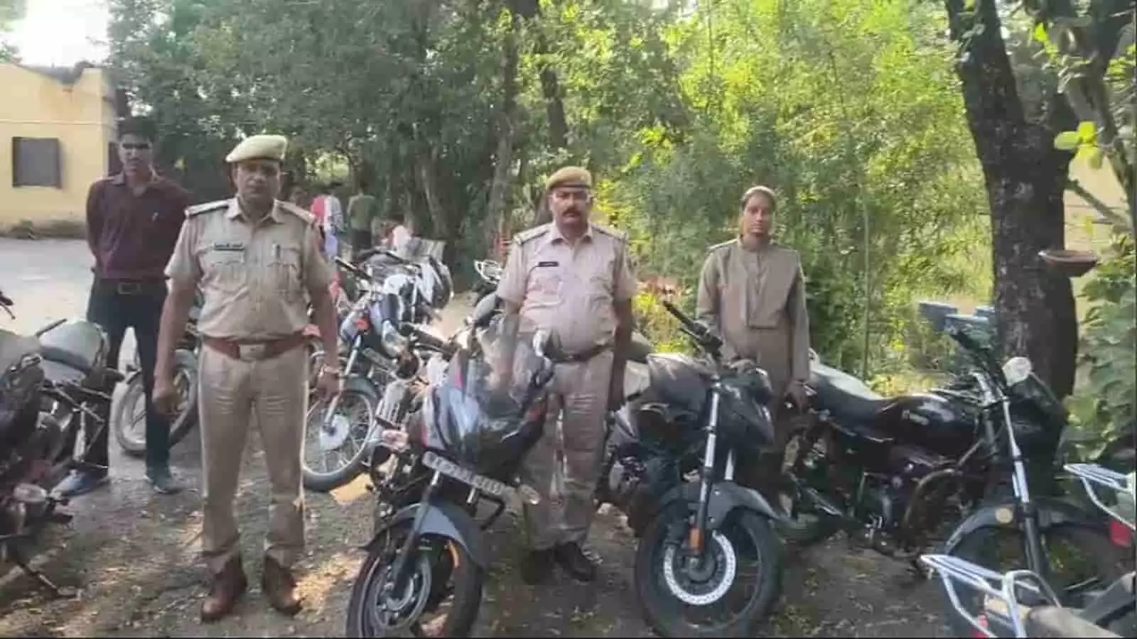 तस्वीर में झाडोल पुलिस अधिकारी जब्त की गई पावर बाइकों के साथ खड़े दिखाई दे रहे हैं। तस्वीर में झाडोल पुलिस अधिकारी जब्त की गई पावर बाइकों के साथ खड़े दिखाई दे रहे हैं।