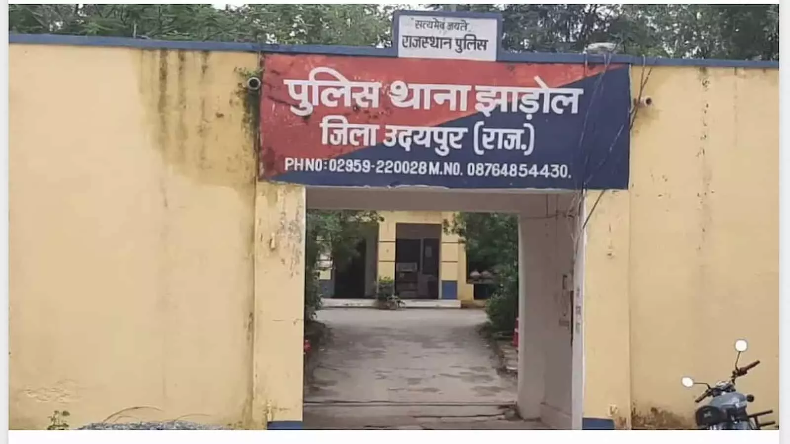 तस्वीर में उदयपुर के झाड़ोल में पुलिसकर्मी बाइकर्स के खिलाफ चेकिंग अभियान चलाते हुए। तस्वीर में उदयपुर के झाड़ोल में पुलिसकर्मी बाइकर्स के खिलाफ चेकिंग अभियान चलाते हुए।