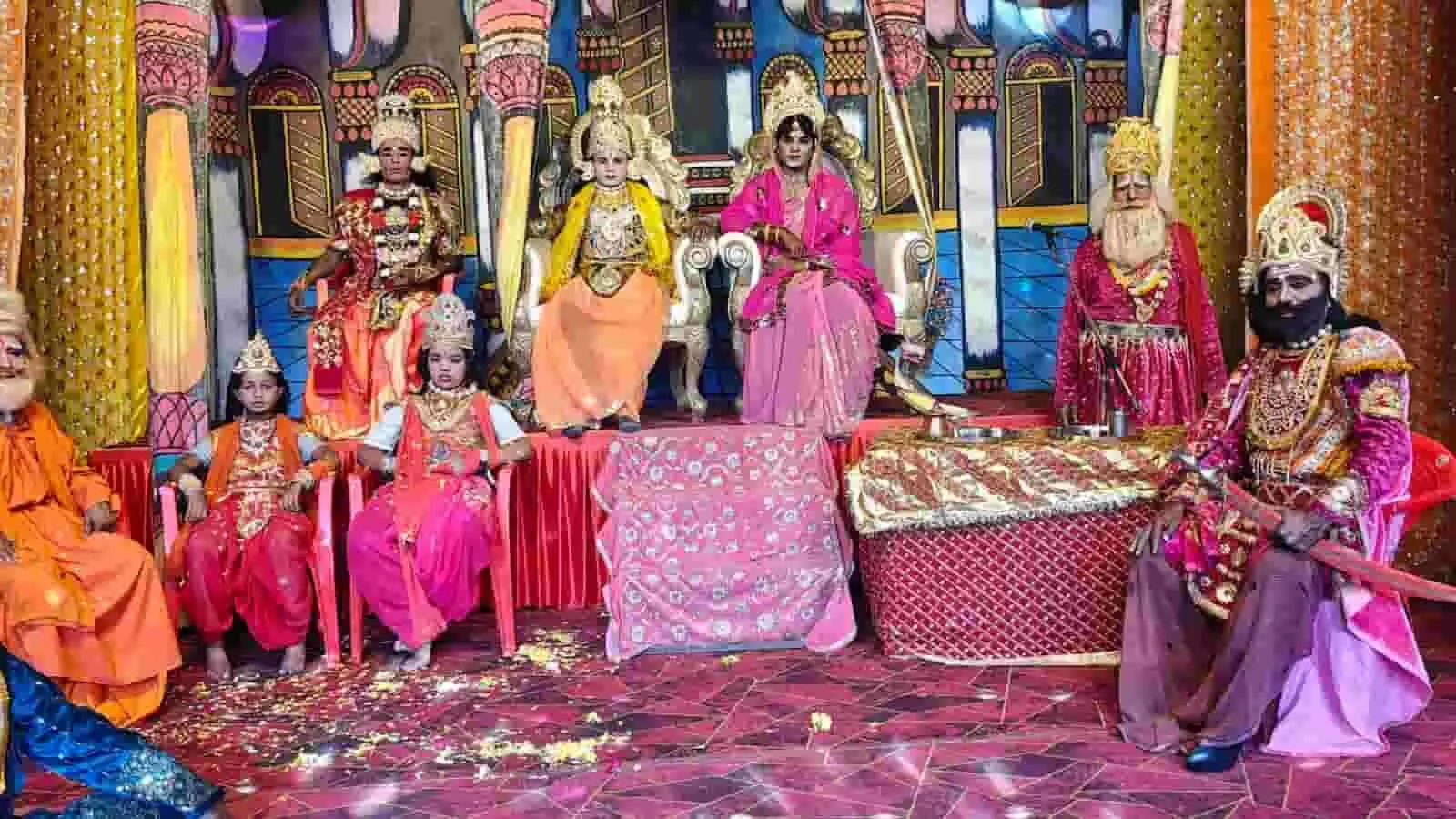 रामलीला मंच पर पारंपरिक वेशभूषा में बैठे कलाकार कोटा में राम कथा प्रस्तुत करते हुए। रामलीला मंच पर पारंपरिक वेशभूषा में बैठे कलाकार कोटा में राम कथा प्रस्तुत करते हुए।