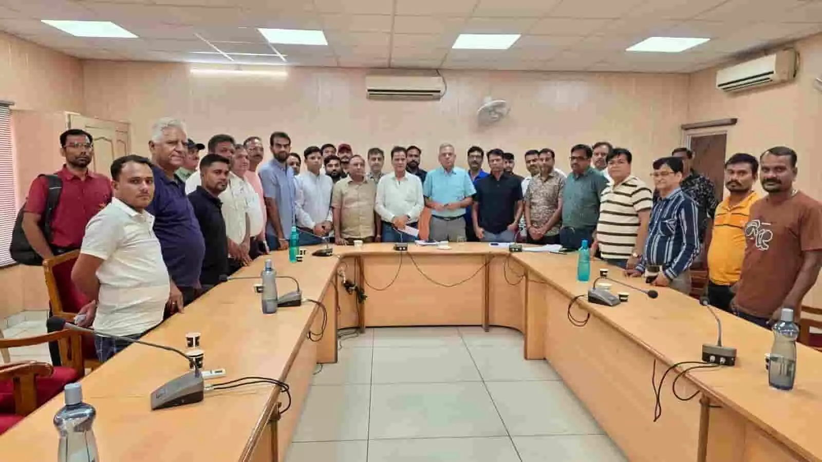 तस्वीर में बैठक कक्ष में अधिकारी और हॉस्टल एसोसिएशन के प्रतिनिधि चर्चा के लिए खड़े दिख रहे हैं। तस्वीर में बैठक कक्ष में अधिकारी और हॉस्टल एसोसिएशन के प्रतिनिधि चर्चा के लिए खड़े दिख रहे हैं।
