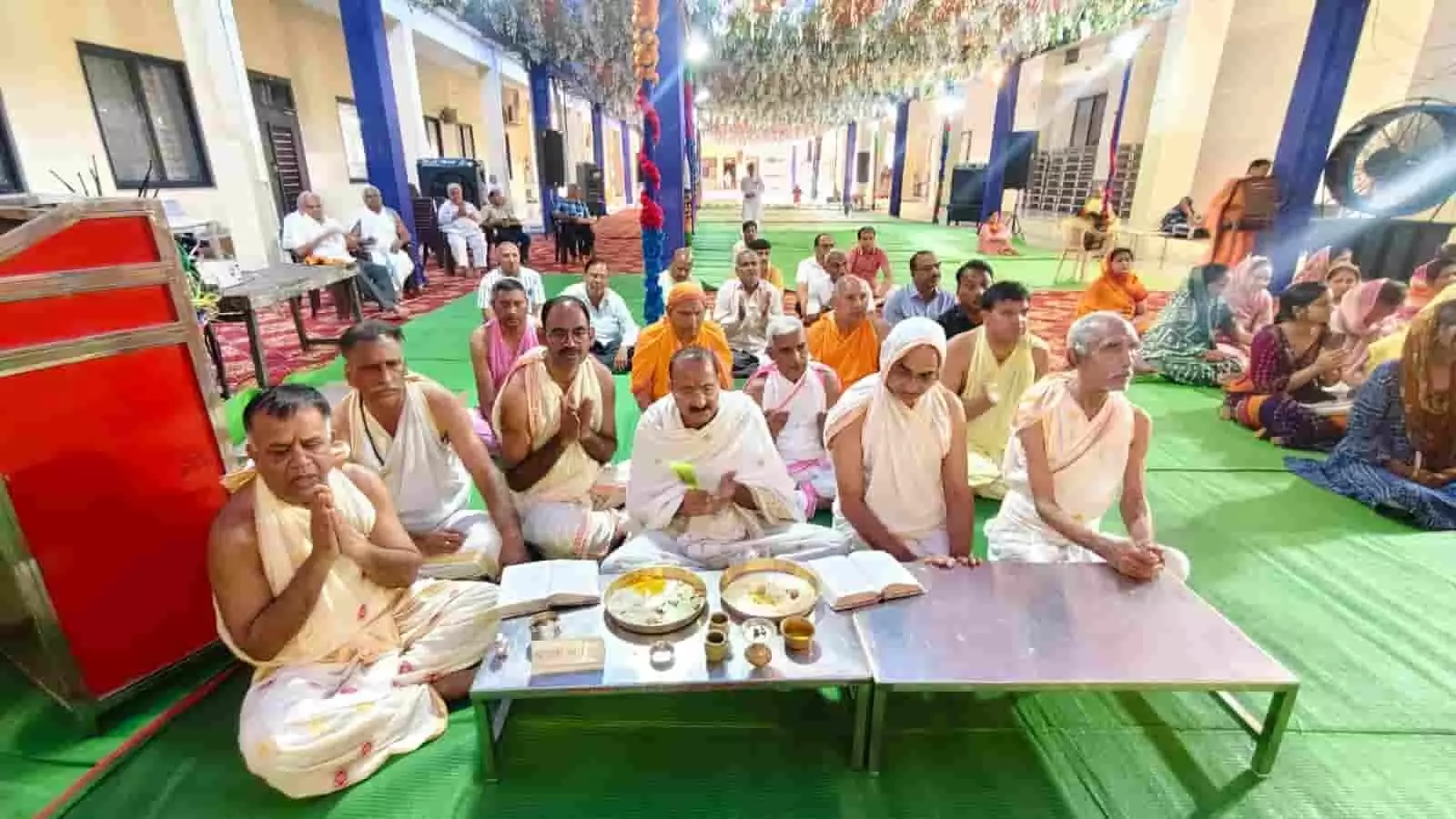 तस्वीर में कोटा के धार्मिक पांडाल में पूजा और धार्मिक क्रियाएं करते जैन श्रद्धालु दिख रहे हैं। तस्वीर में कोटा के धार्मिक पांडाल में पूजा और धार्मिक क्रियाएं करते जैन श्रद्धालु दिख रहे हैं।