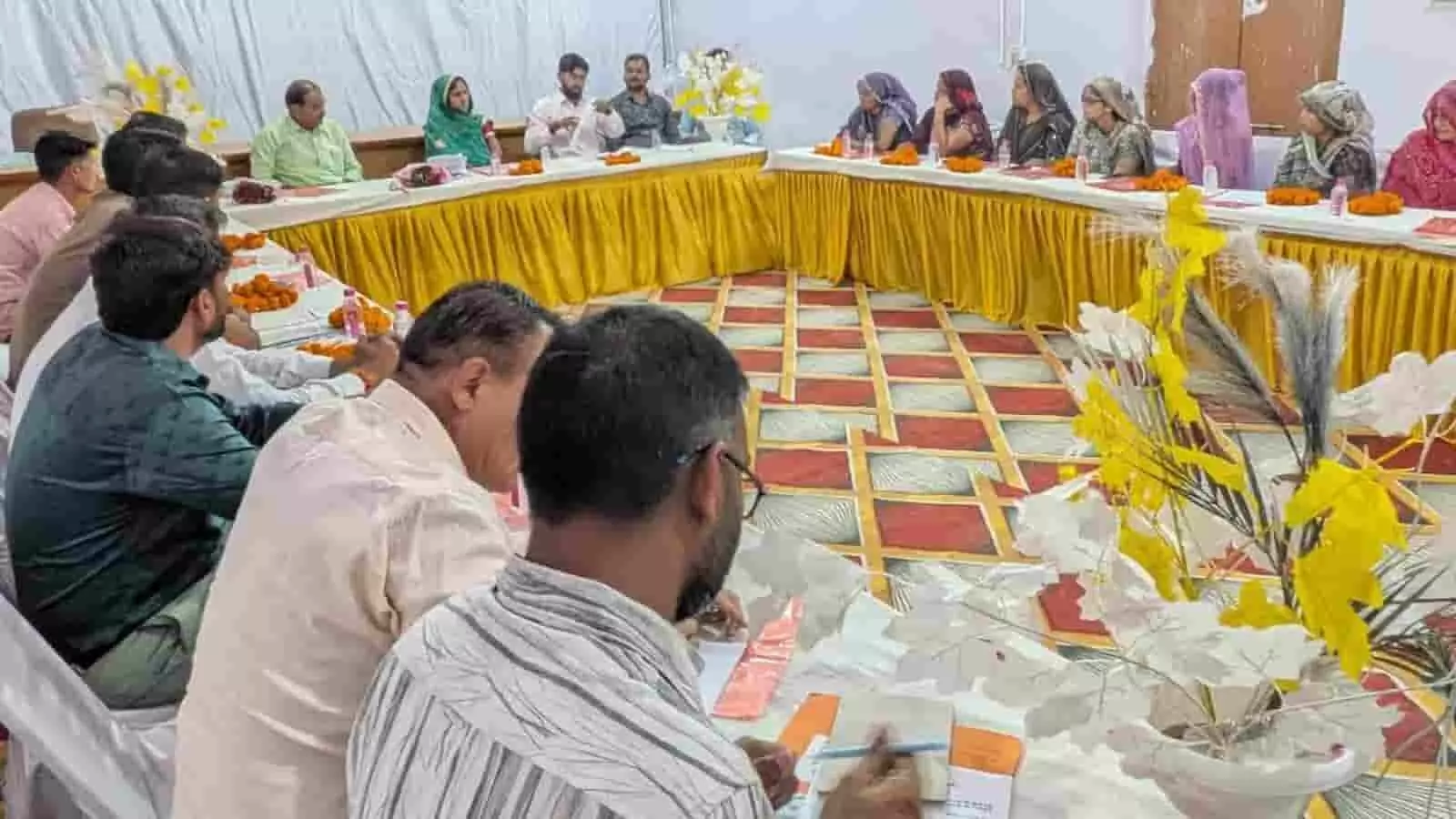 दूनी नगरपालिका की साधारण सभा में टेबल के चारों ओर बैठक में शामिल पार्षद। दूनी नगरपालिका की साधारण सभा में टेबल के चारों ओर बैठक में शामिल पार्षद।