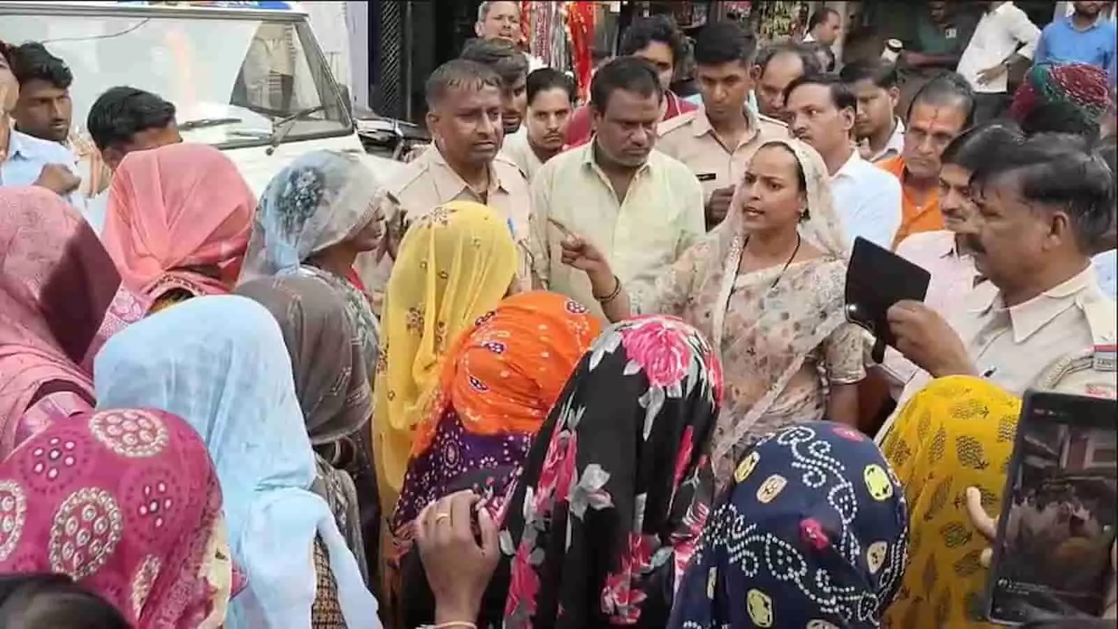 तस्वीर में करौली के सपोटरा में नगर पालिका अध्यक्ष और हड़ताली सफाई कर्मचारी आपस में बहस करते दिख रहे हैं। तस्वीर में करौली के सपोटरा में नगर पालिका अध्यक्ष और हड़ताली सफाई कर्मचारी आपस में बहस करते दिख रहे हैं।