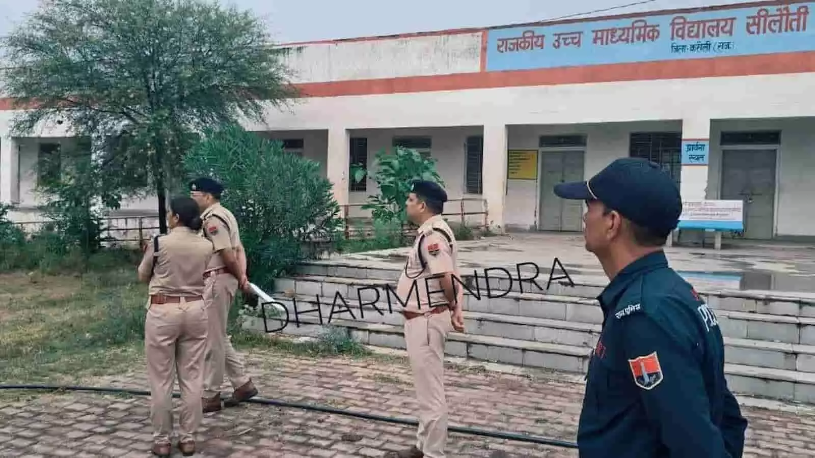 तस्वीर में कराउली के सीलौती स्कूल मतदान केंद्र पर निरीक्षण करते पुलिस अधिकारी दिख रहे हैं। तस्वीर में कराउली के सीलौती स्कूल मतदान केंद्र पर निरीक्षण करते पुलिस अधिकारी दिख रहे हैं।