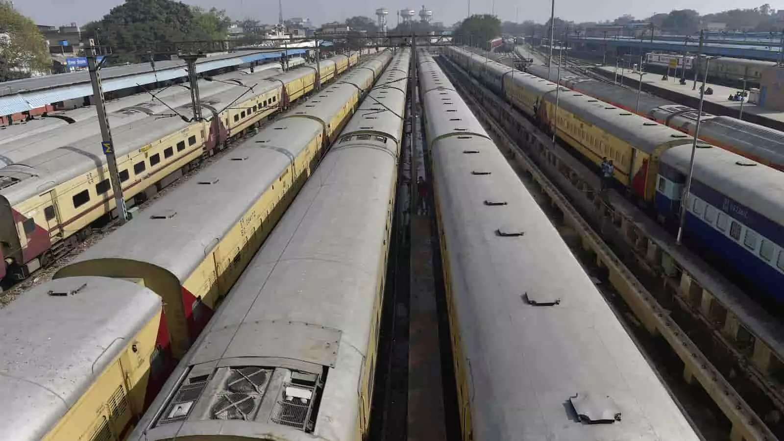रेलवे यार्ड में खड़ी कई यात्री ट्रेनें जिनका रूट दोहरीकरण कार्य के बाद बदला गया है। रेलवे यार्ड में खड़ी कई यात्री ट्रेनें जिनका रूट दोहरीकरण कार्य के बाद बदला गया है।