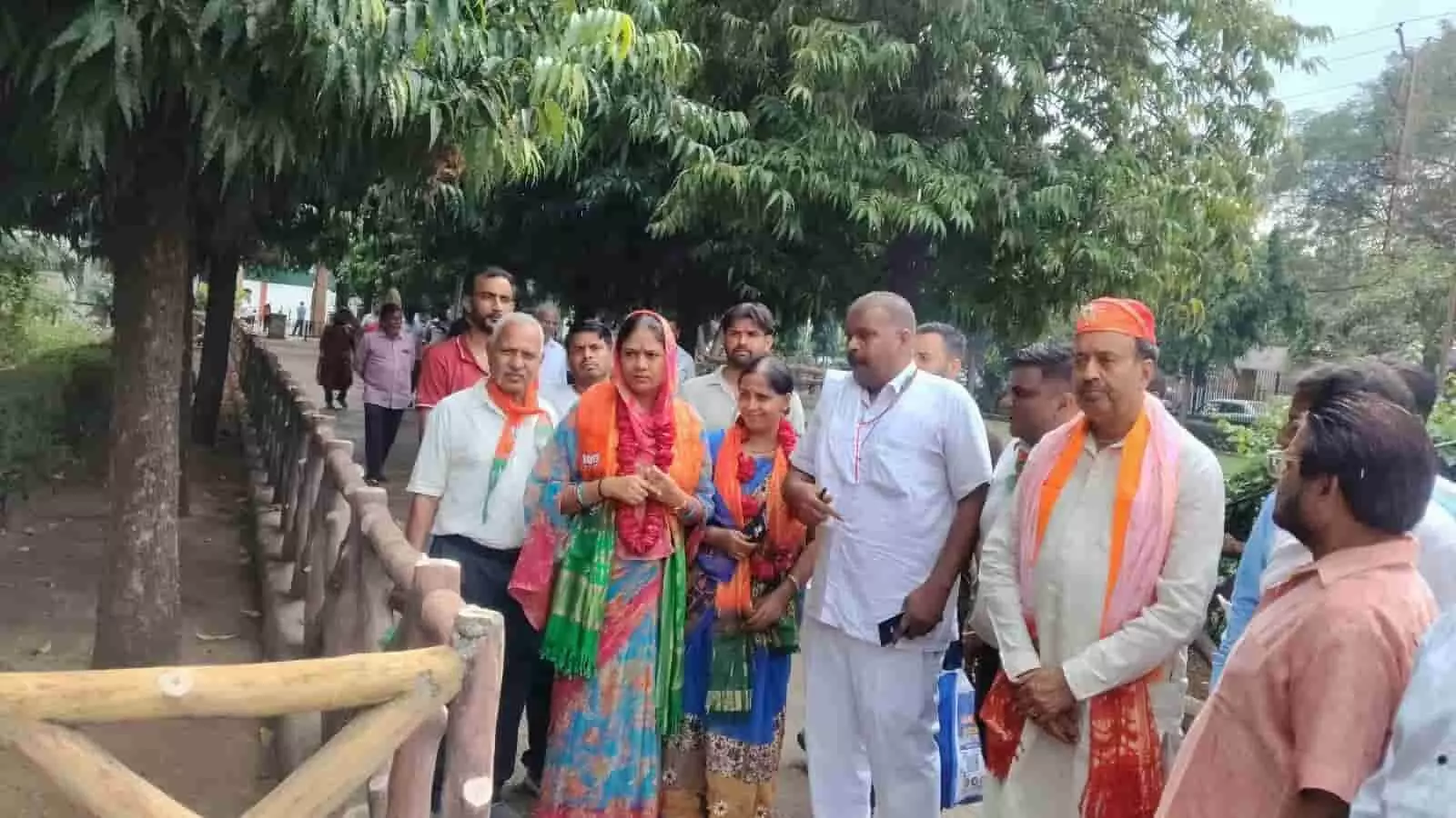 तस्वीर में महापौर जसवंत कंवर और अधिकारी वार्डों में साफ-सफाई व पार्कों का निरीक्षण करते दिख रहे हैं। तस्वीर में महापौर जसवंत कंवर और अधिकारी वार्डों में साफ-सफाई व पार्कों का निरीक्षण करते दिख रहे हैं।