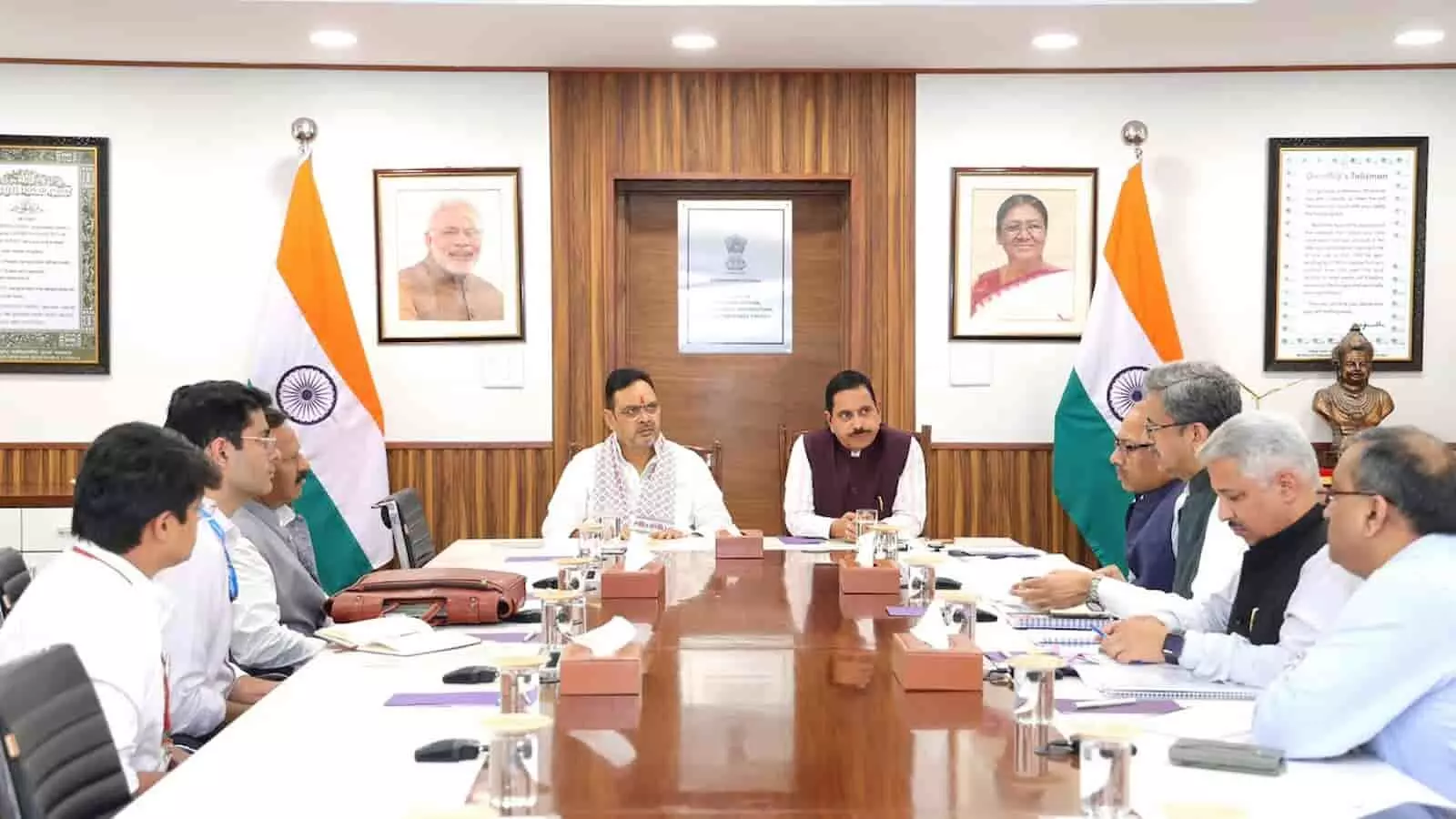 बैठक कक्ष में टेबल पर बैठकर अधिकारियों के साथ चर्चा करते राजस्थान के मुख्यमंत्री और केंद्रीय मंत्री। बैठक कक्ष में टेबल पर बैठकर अधिकारियों के साथ चर्चा करते राजस्थान के मुख्यमंत्री और केंद्रीय मंत्री।