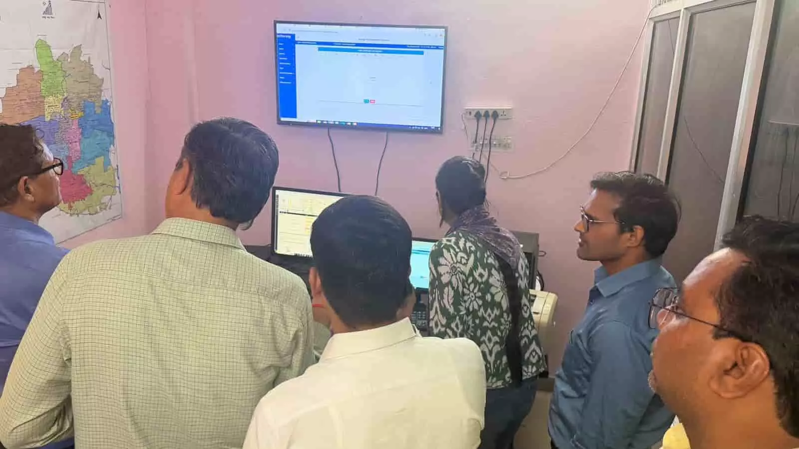 तस्वीर में महापौर सुनील कोठारी अधिकारियों के साथ गैराज शाखा में लगे मॉनिटर पर वीटीएस सिस्टम देख रहे हैं। तस्वीर में महापौर सुनील कोठारी अधिकारियों के साथ गैराज शाखा में लगे मॉनिटर पर वीटीएस सिस्टम देख रहे हैं।