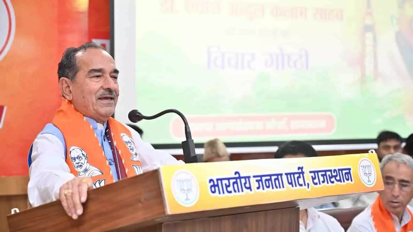 जयपुर में डॉ. कलाम जयंती समारोह के दौरान मंच पर संबोधन देते भाजपा प्रदेश अध्यक्ष मदन राठौड़। जयपुर में डॉ. कलाम जयंती समारोह के दौरान मंच पर संबोधन देते भाजपा प्रदेश अध्यक्ष मदन राठौड़।