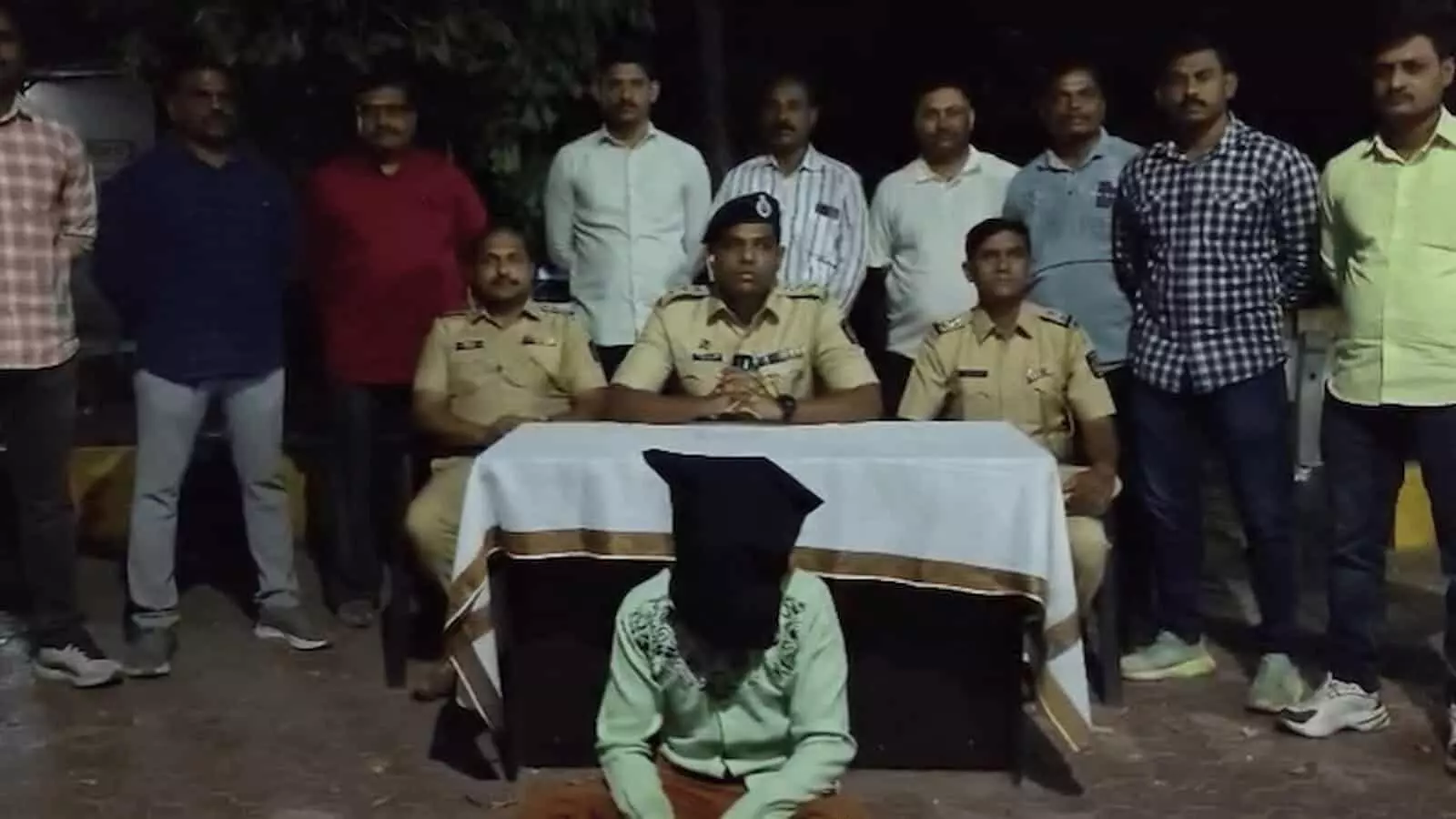 तस्वीर में लातूर के एमआईडीसी थाने के पुलिस अधिकारी और गिरफ्तार आरोपी नजर आ रहे हैं। तस्वीर में लातूर के एमआईडीसी थाने के पुलिस अधिकारी और गिरफ्तार आरोपी नजर आ रहे हैं।