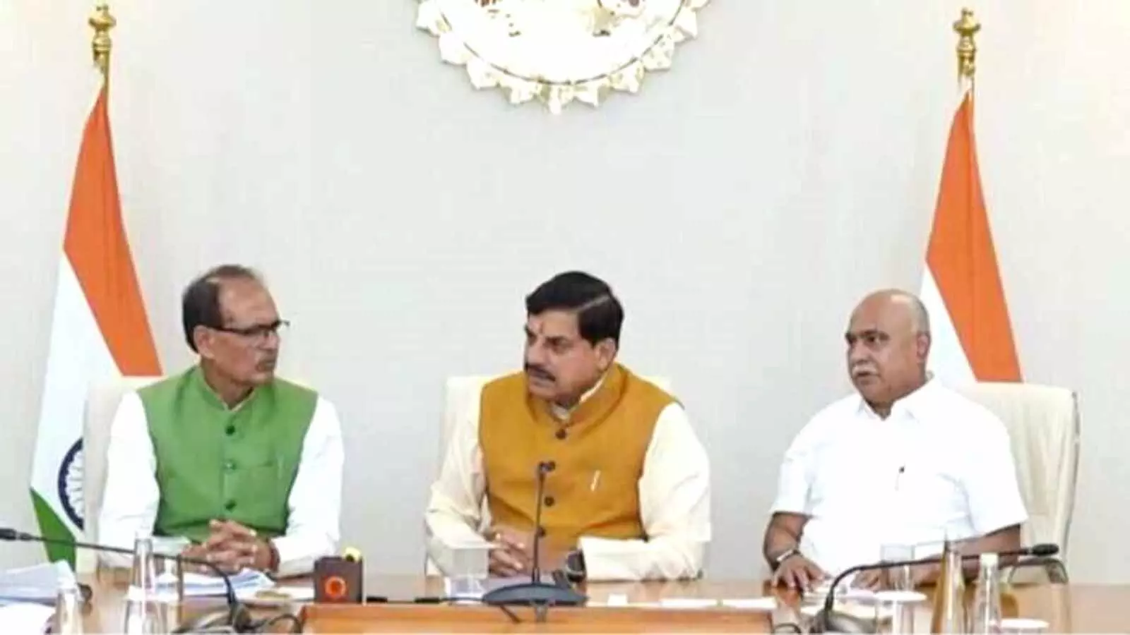 बाएं से शिवराज सिंह चौहान, मुख्यमंत्री मोहन यादव और प्रदेश अध्यक्ष हेमंत खंडेलवाल बैठक में बैठे हुए दिखाई दे रहे हैं। बाएं से शिवराज सिंह चौहान, मुख्यमंत्री मोहन यादव और प्रदेश अध्यक्ष हेमंत खंडेलवाल बैठक में बैठे हुए दिखाई दे रहे हैं।