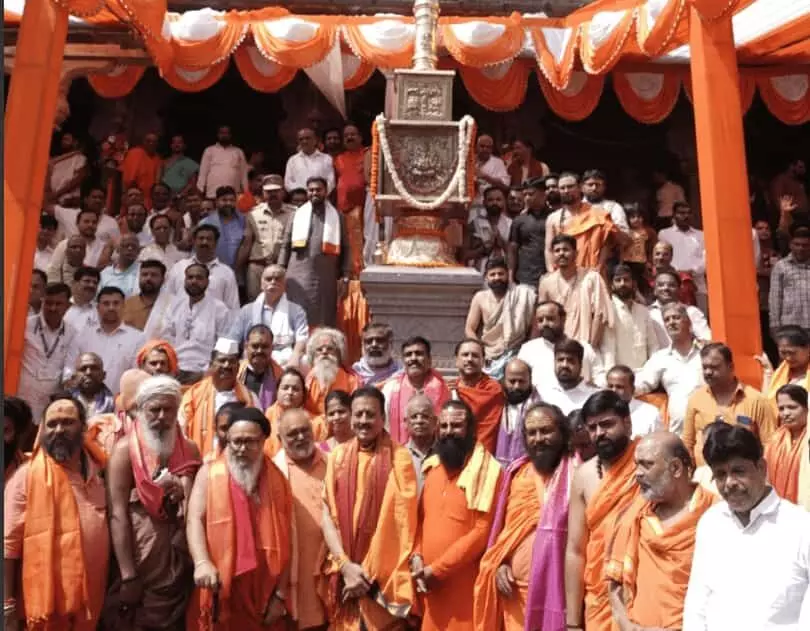 तस्वीर में त्र्यंबकेश्वर के कुशावर्त तीर्थ पर ध्वजस्तंभ के सामने लोग और साधु-संत नजर आ रहे हैं। तस्वीर में त्र्यंबकेश्वर के कुशावर्त तीर्थ पर ध्वजस्तंभ के सामने लोग और साधु-संत नजर आ रहे हैं।