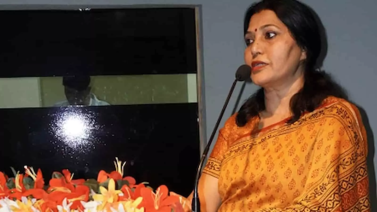 तस्वीर में मंच पर माइक के सामने बोलती महिला अधिकारी जयपुर में आयोजित रोजगार शिविर को संबोधित कर रही हैं। तस्वीर में मंच पर माइक के सामने बोलती महिला अधिकारी जयपुर में आयोजित रोजगार शिविर को संबोधित कर रही हैं।