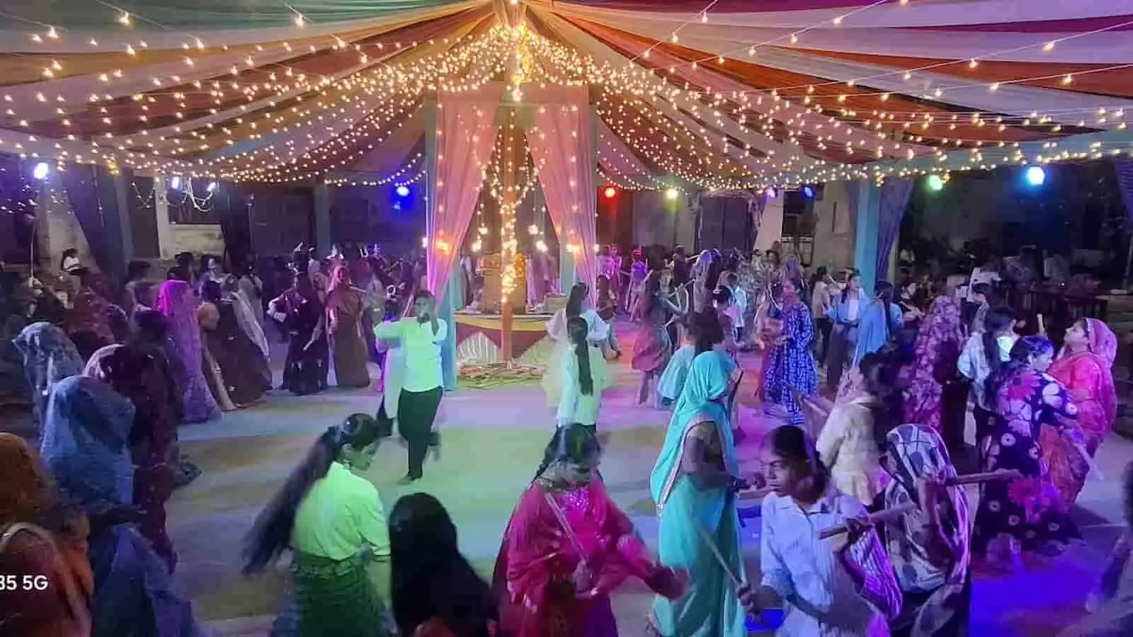 तस्वीर में आकोला में शारदीय नवरात्रि महोत्सव के दौरान गरबा और डांडिया नृत्य करते हुए लोग नजर आ रहे हैं। तस्वीर में आकोला में शारदीय नवरात्रि महोत्सव के दौरान गरबा और डांडिया नृत्य करते हुए लोग नजर आ रहे हैं।