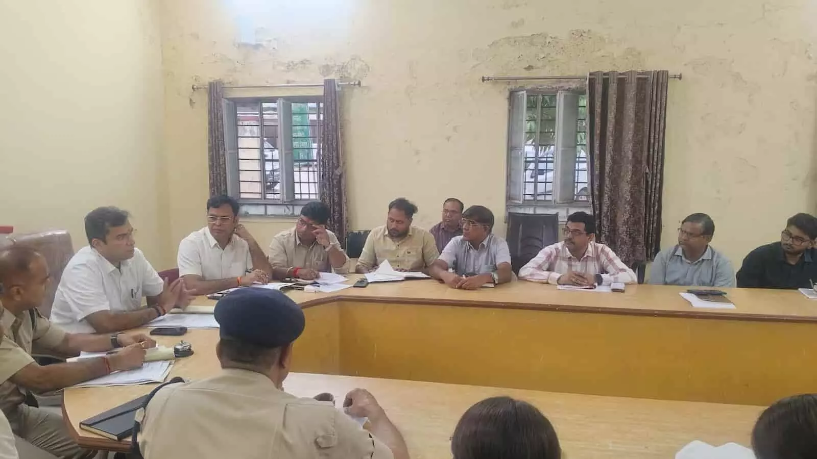 तस्वीर में बैठक कक्ष में जयपुर कलक्टर संदेश नायक और पुलिस अधिकारी समीक्षा बैठक करते हुए। तस्वीर में बैठक कक्ष में जयपुर कलक्टर संदेश नायक और पुलिस अधिकारी समीक्षा बैठक करते हुए।