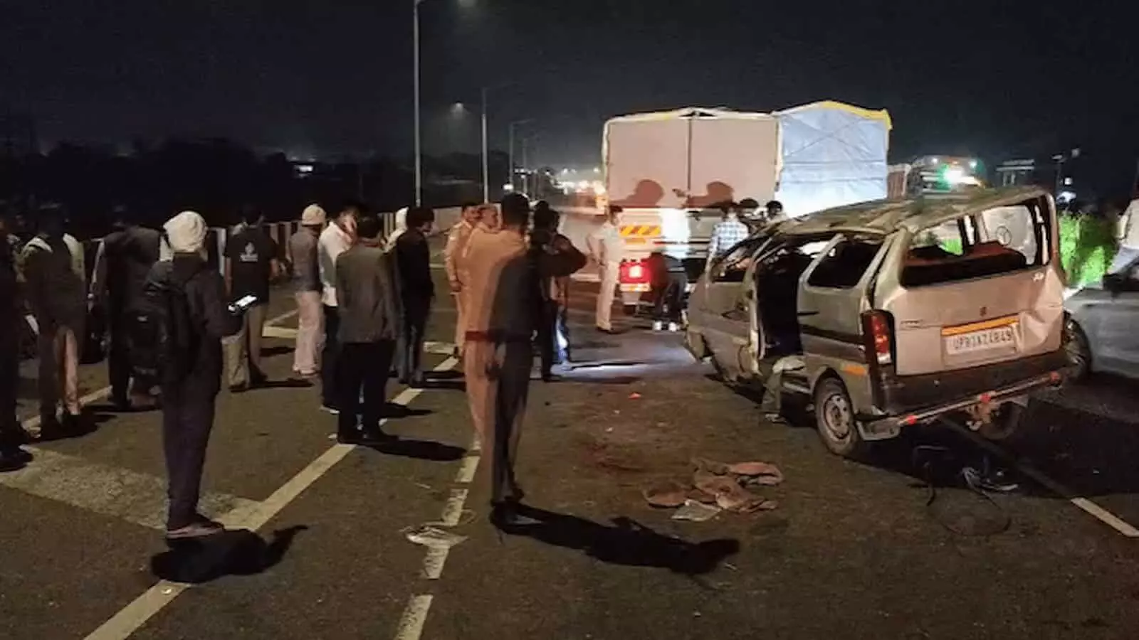 तस्वीर में एता में हाईवे पर दुर्घटनाग्रस्त हुई क्षतिग्रस्त ईको कार और पुलिसकर्मी दिख रहे हैं। तस्वीर में एता में हाईवे पर दुर्घटनाग्रस्त हुई क्षतिग्रस्त ईको कार और पुलिसकर्मी दिख रहे हैं।