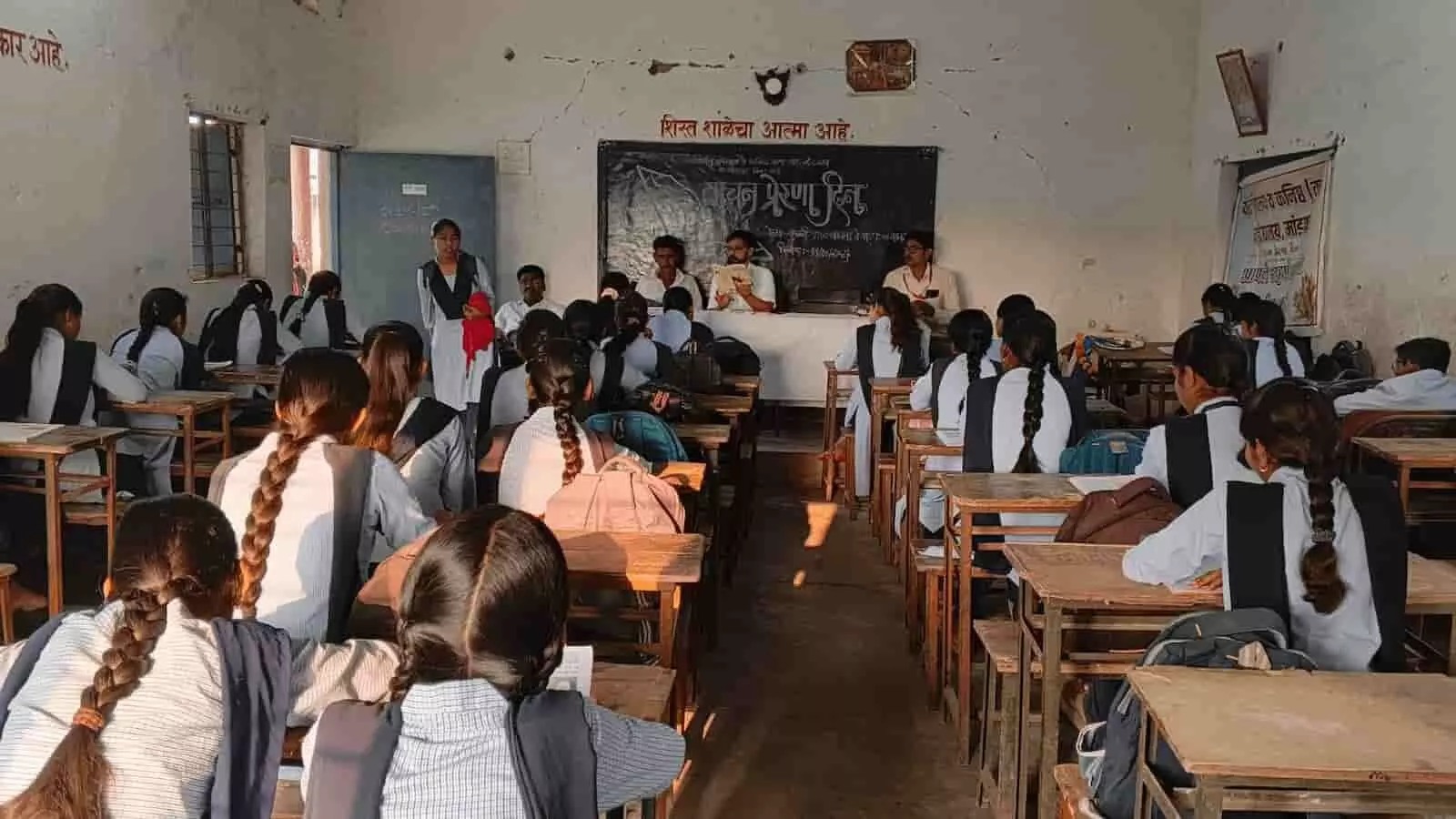 तस्वीर में मांडगांव के विद्यालय की कक्षा में वाचन प्रेरणा दिवस कार्यक्रम के दौरान पढ़ाई करते छात्र नजर आ रहे हैं। तस्वीर में मांडगांव के विद्यालय की कक्षा में वाचन प्रेरणा दिवस कार्यक्रम के दौरान पढ़ाई करते छात्र नजर आ रहे हैं।