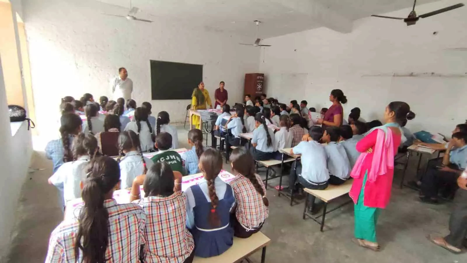 तस्वीर में कक्षा के दौरान हापुड़ में छात्रों को संबोधित करते अधिकारी तस्वीर में कक्षा के दौरान हापुड़ में छात्रों को संबोधित करते अधिकारी