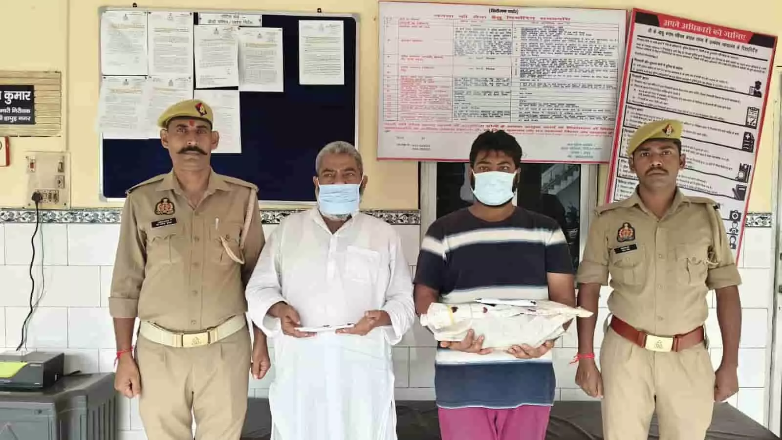 तस्वीर में दो आरोपी और पुलिसकर्मी हापुड़ थाने में बरामद सामान के साथ खड़े हैं। तस्वीर में दो आरोपी और पुलिसकर्मी हापुड़ थाने में बरामद सामान के साथ खड़े हैं।