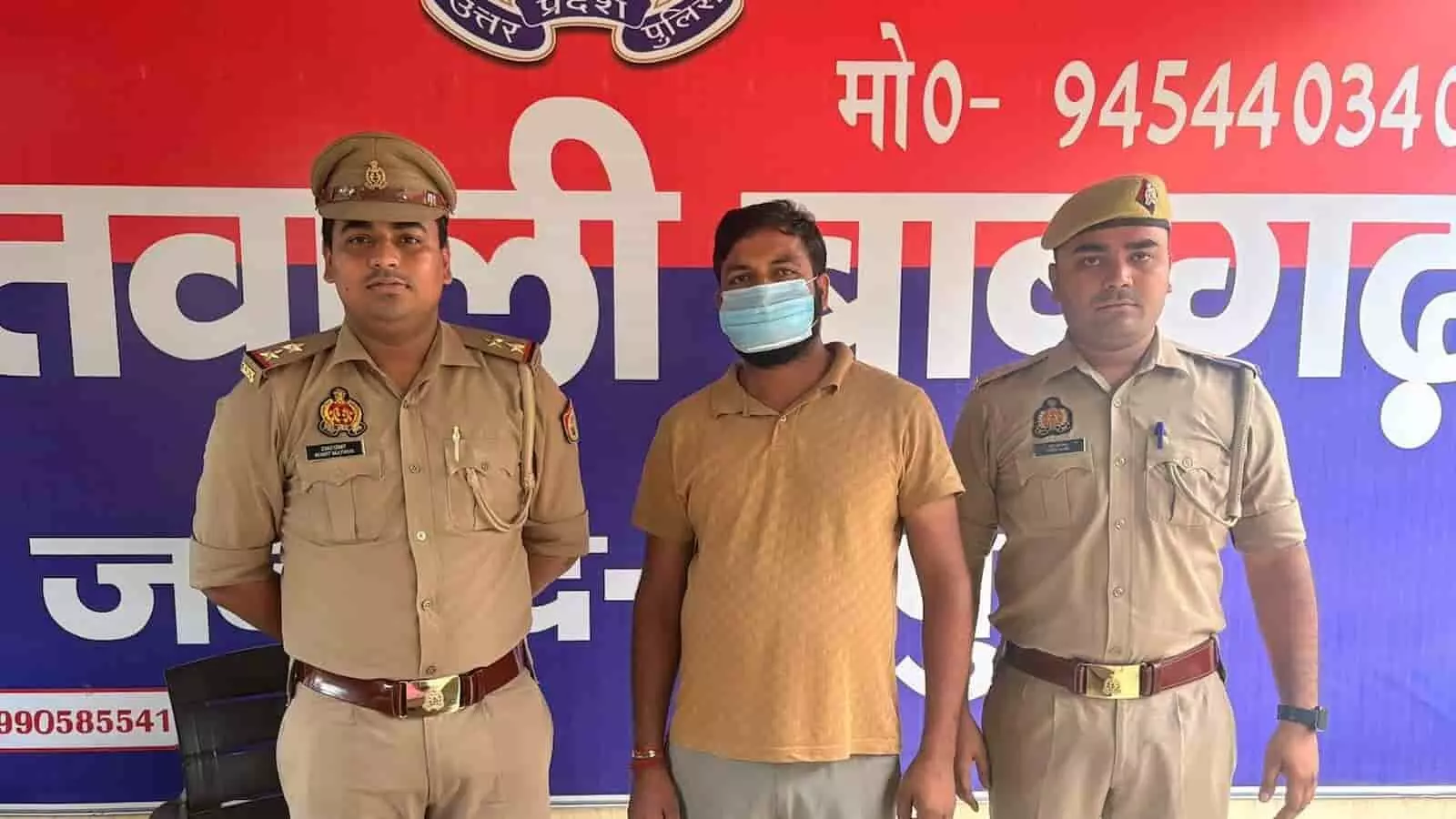 तस्वीर में बाबूगढ़ थाना पुलिस हापुड़ सड़क हादसे के फरार आरोपी ट्रैक्टर चालक को साथ दिख रही है। तस्वीर में बाबूगढ़ थाना पुलिस हापुड़ सड़क हादसे के फरार आरोपी ट्रैक्टर चालक को साथ दिख रही है।