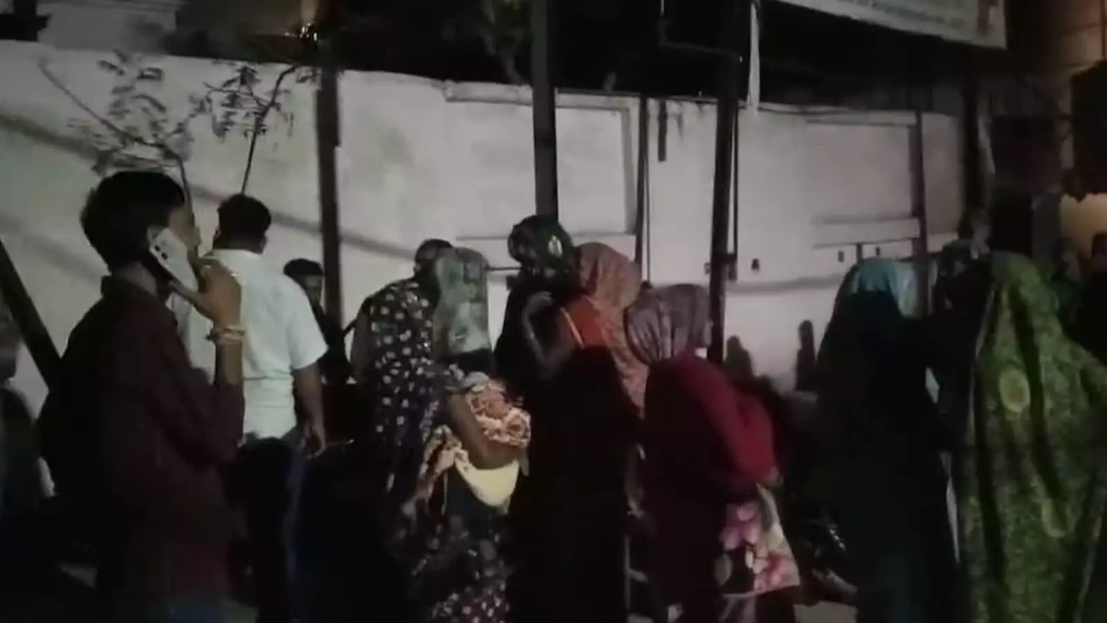 तस्वीर में दिख रहे ग्रामीण और पुलिस एटा के नया गांव थाना क्षेत्र में. तस्वीर में दिख रहे ग्रामीण और पुलिस एटा के नया गांव थाना क्षेत्र में.