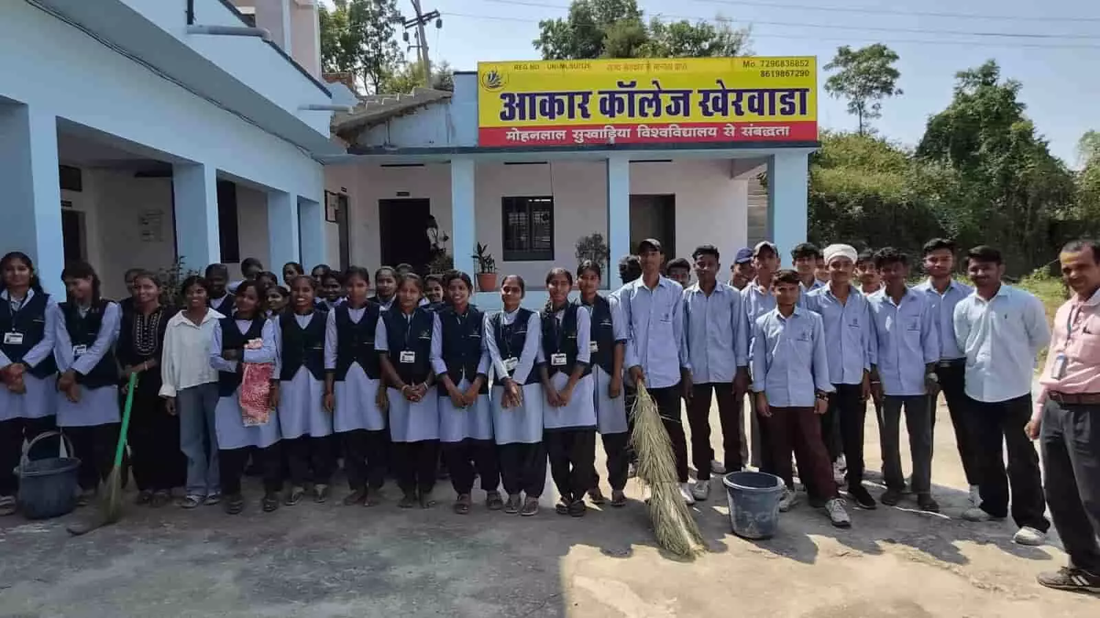 तस्वीर में खेरवाड़ा के आकार कॉलेज परिसर में स्वच्छता अभियान के दौरान नजर आ रहे विद्यार्थी और स्टाफ। तस्वीर में खेरवाड़ा के आकार कॉलेज परिसर में स्वच्छता अभियान के दौरान नजर आ रहे विद्यार्थी और स्टाफ।