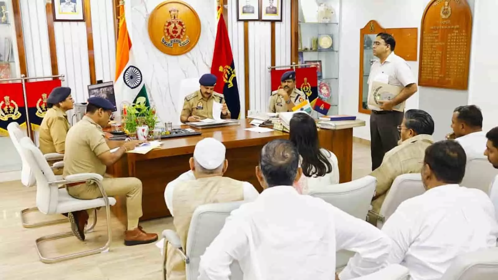 तस्वीर में हापुड़ पुलिस कार्यालय में अधिकारियों और फरियादियों के साथ बैठक करते पुलिस अधीक्षक। तस्वीर में हापुड़ पुलिस कार्यालय में अधिकारियों और फरियादियों के साथ बैठक करते पुलिस अधीक्षक।