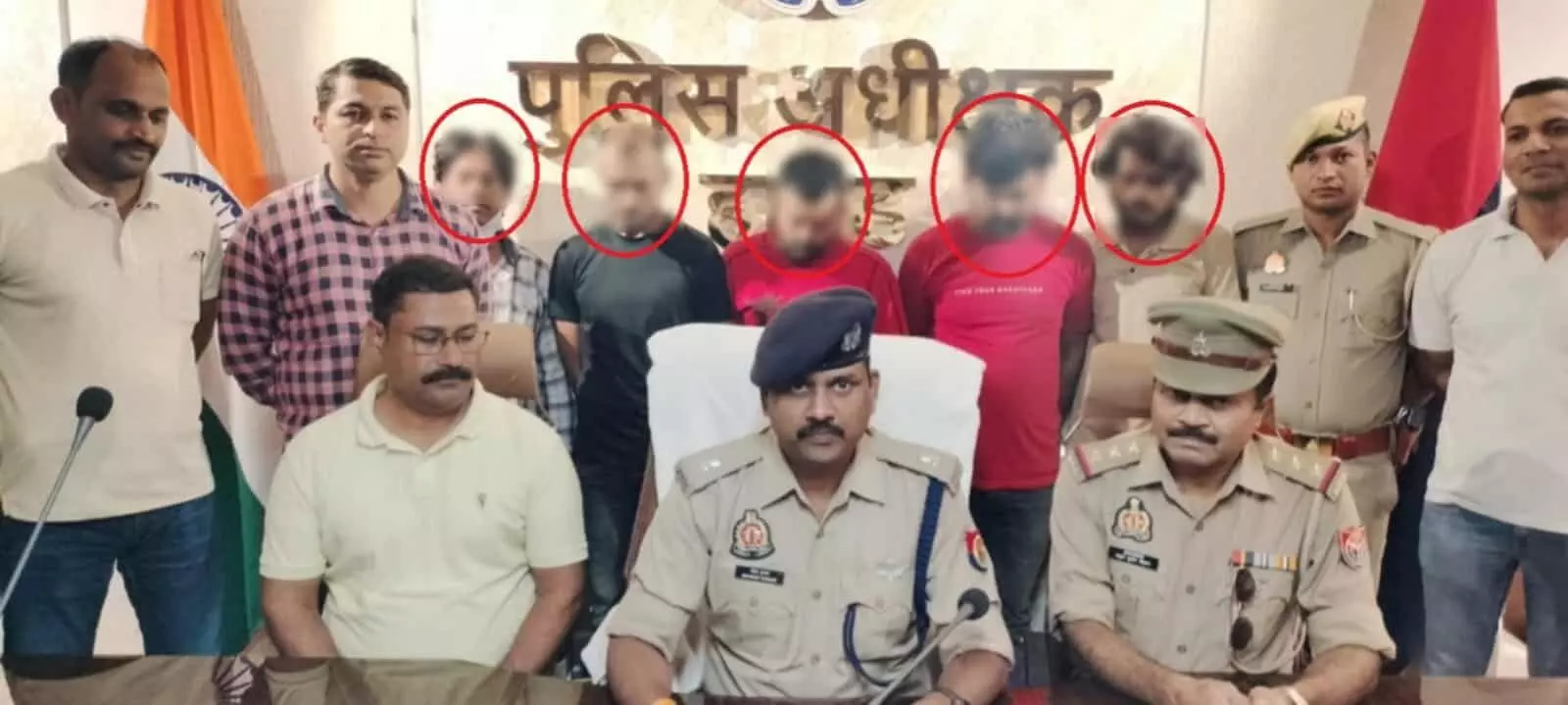 तस्वीर में हापुड़ पुलिस कार्यालय में गिरफ्तार 5 कार ईसीएम चोरों के साथ पुलिस टीम दिख रही है। तस्वीर में हापुड़ पुलिस कार्यालय में गिरफ्तार 5 कार ईसीएम चोरों के साथ पुलिस टीम दिख रही है।