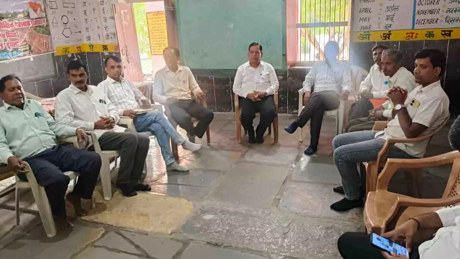 तस्वीर में राजकीय प्राथमिक विद्यालय डूंगला में आयोजित संगठनात्मक बैठक के दौरान कुर्सियों पर बैठे शैक्षिक महासंघ के पदाधिकारी। तस्वीर में राजकीय प्राथमिक विद्यालय डूंगला में आयोजित संगठनात्मक बैठक के दौरान कुर्सियों पर बैठे शैक्षिक महासंघ के पदाधिकारी।