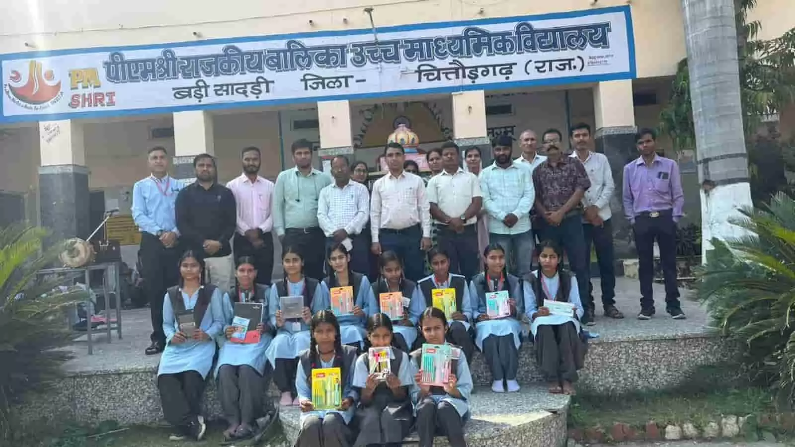 विद्यालय परिसर के बाहर शिक्षकों के साथ उपहार और पुरस्कार थामे बैठी छात्राएं दिख रही हैं। विद्यालय परिसर के बाहर शिक्षकों के साथ उपहार और पुरस्कार थामे बैठी छात्राएं दिख रही हैं।