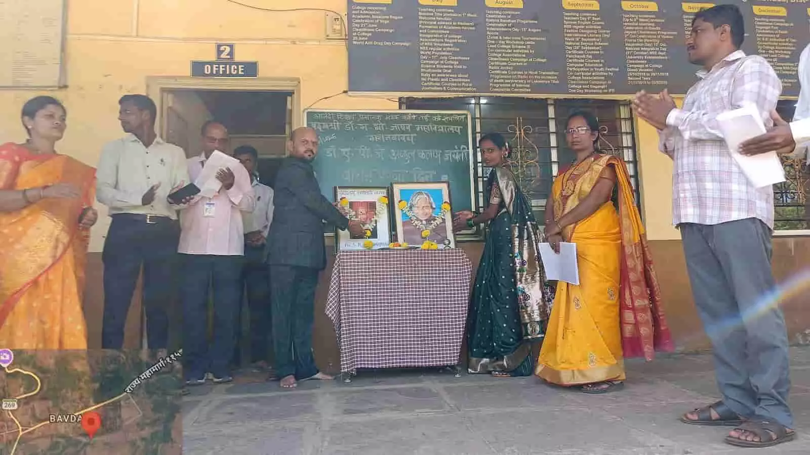 तस्वीर में गगनबावड़ा कॉलेज में कलाम जयंती पर प्रतिमा पूजन करते शिक्षक और छात्र दिख रहे हैं। तस्वीर में गगनबावड़ा कॉलेज में कलाम जयंती पर प्रतिमा पूजन करते शिक्षक और छात्र दिख रहे हैं।