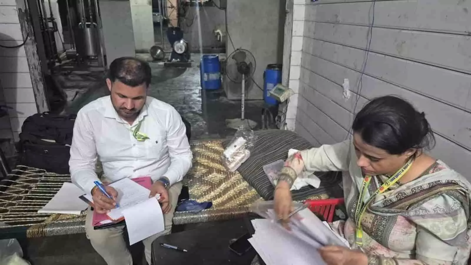 तस्वीर में हापुड़ की घी फैक्ट्री पर छापेमारी के दौरान दस्तावेज जांचते खाद्य सुरक्षा अधिकारी दिख रहे हैं। तस्वीर में हापुड़ की घी फैक्ट्री पर छापेमारी के दौरान दस्तावेज जांचते खाद्य सुरक्षा अधिकारी दिख रहे हैं।