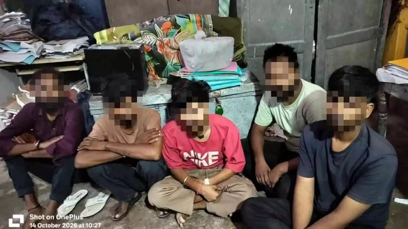 तस्वीर में सुपौल में ऑर्केस्ट्रा मामले में गिरफ्तार आरोपी पुलिस हिरासत में बैठे हुए दिख रहे हैं। तस्वीर में सुपौल में ऑर्केस्ट्रा मामले में गिरफ्तार आरोपी पुलिस हिरासत में बैठे हुए दिख रहे हैं।