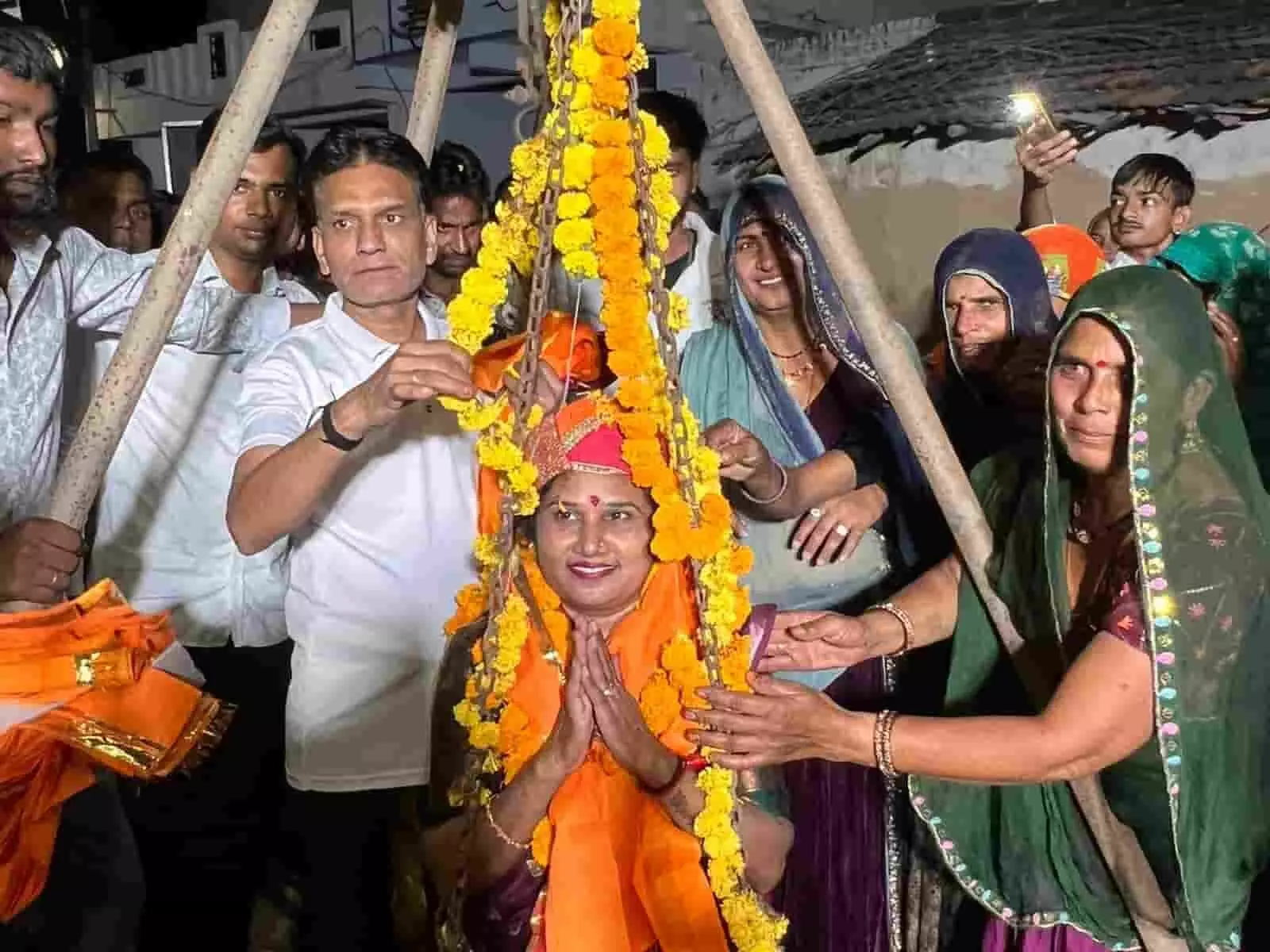 तस्वीर में फतहनगर-सनवाड़ की नवनिर्वाचित पालिका अध्यक्ष का तराजू में स्वागत करते हुए नागरिक। तस्वीर में फतहनगर-सनवाड़ की नवनिर्वाचित पालिका अध्यक्ष का तराजू में स्वागत करते हुए नागरिक।