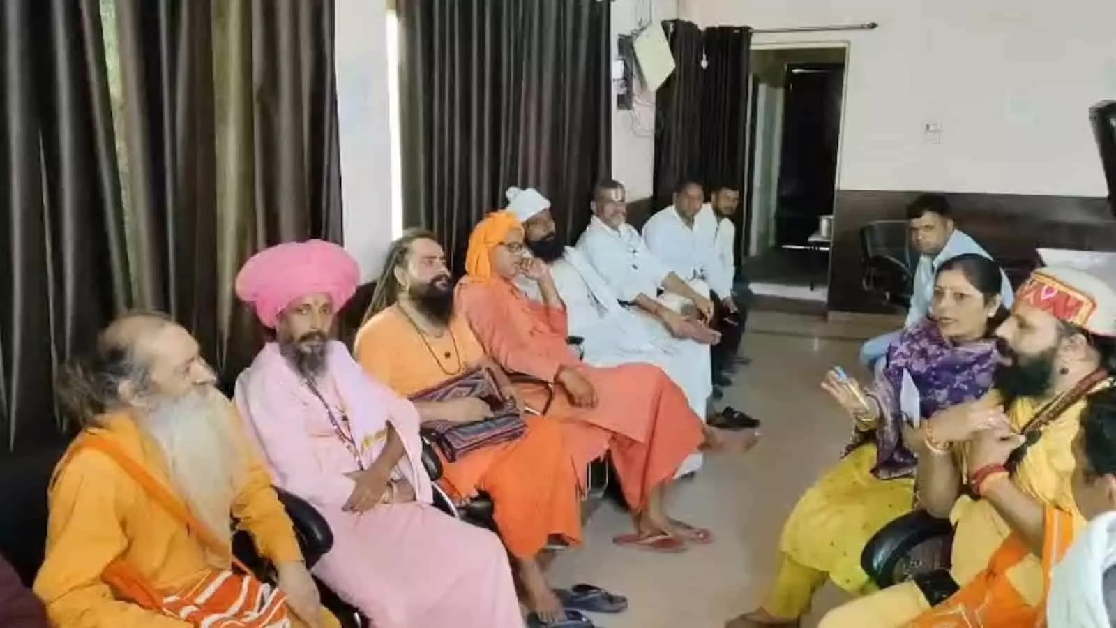 तस्वीर में हापुड़ एसडीएम कार्यालय में चोराखी मंदिर भूमि विवाद पर ज्ञापन देते साधु-संत व नागरिक। तस्वीर में हापुड़ एसडीएम कार्यालय में चोराखी मंदिर भूमि विवाद पर ज्ञापन देते साधु-संत व नागरिक।