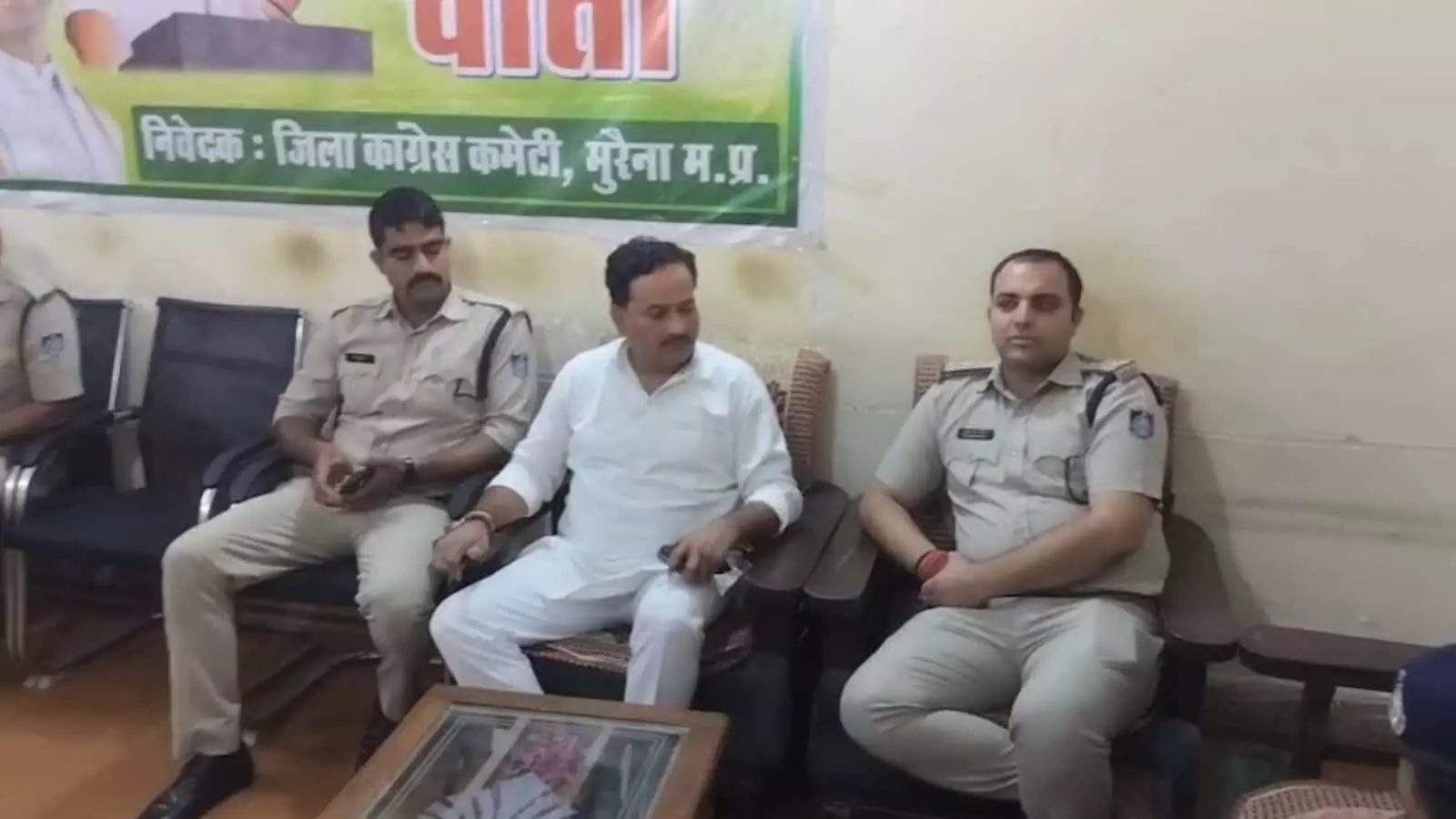 तस्वीर में पुलिस अधिकारियों के बीच बैठे जिला कांग्रेस अध्यक्ष मधुराज सिंह तोमर मुरैना में मुख्यमंत्री के दौरे से पहले नजरबंद किए जाने के दौरान। तस्वीर में पुलिस अधिकारियों के बीच बैठे जिला कांग्रेस अध्यक्ष मधुराज सिंह तोमर मुरैना में मुख्यमंत्री के दौरे से पहले नजरबंद किए जाने के दौरान।