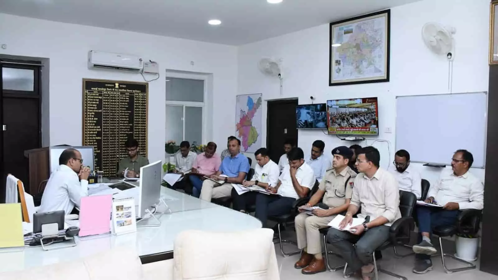 तस्वीर में सवाई माधोपुर में जिला कलक्टर की अध्यक्षता में रणथम्भौर सुरक्षा बैठक लेते अधिकारी. तस्वीर में सवाई माधोपुर में जिला कलक्टर की अध्यक्षता में रणथम्भौर सुरक्षा बैठक लेते अधिकारी.