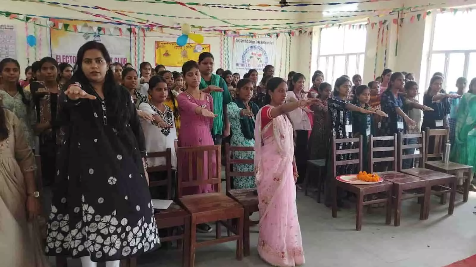 तस्वीर में राजकीय कन्या महाविद्यालय सवाई माधोपुर की छात्राएं निष्पक्ष मतदान की शपथ लेते हुए दिख रही हैं। तस्वीर में राजकीय कन्या महाविद्यालय सवाई माधोपुर की छात्राएं निष्पक्ष मतदान की शपथ लेते हुए दिख रही हैं।