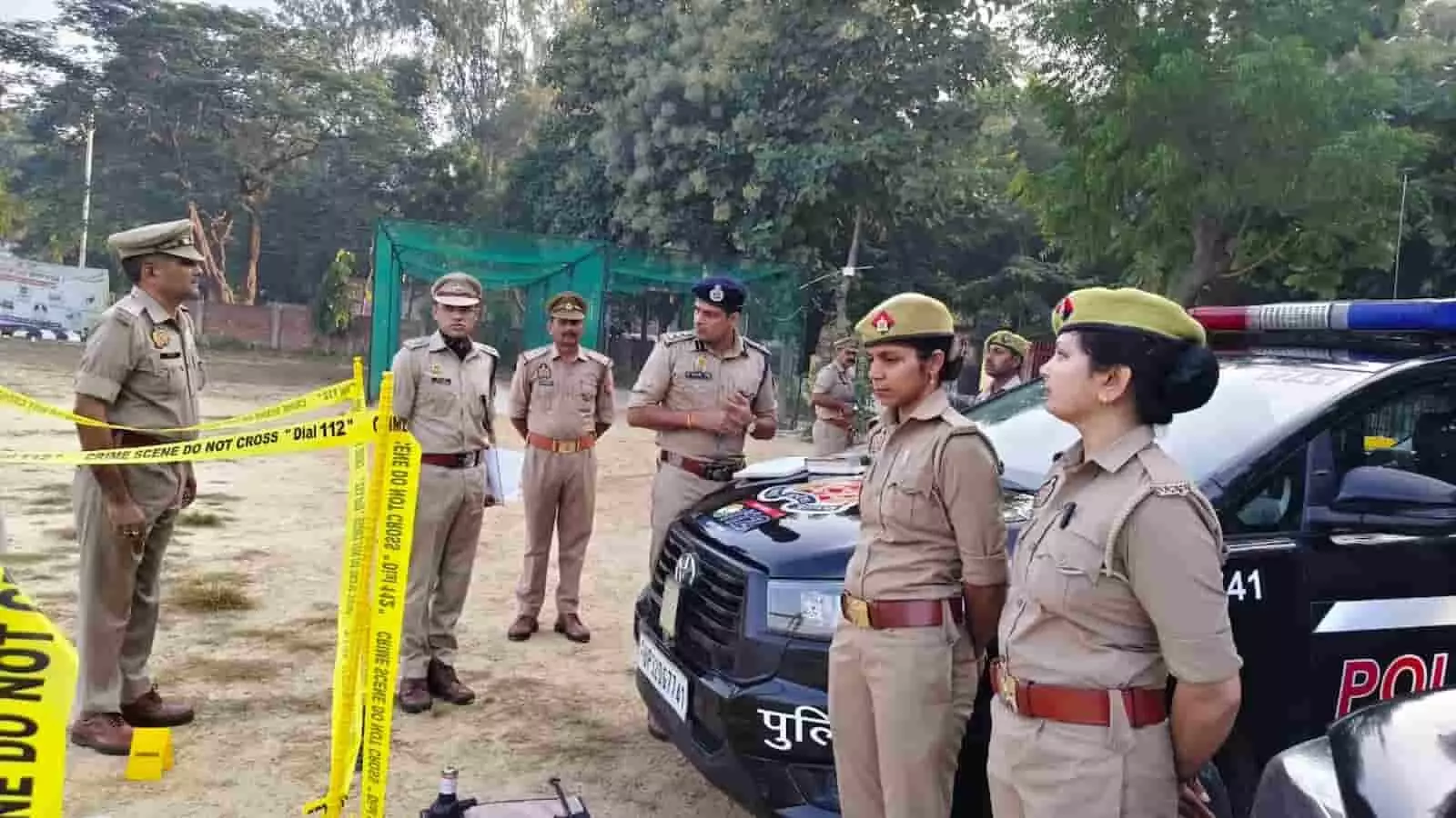 तस्वीर में जौनपुर पुलिस लाइन में यूपी-112 वाहनों का निरीक्षण करते पुलिसकर्मी नजर आ रहे हैं। तस्वीर में जौनपुर पुलिस लाइन में यूपी-112 वाहनों का निरीक्षण करते पुलिसकर्मी नजर आ रहे हैं।