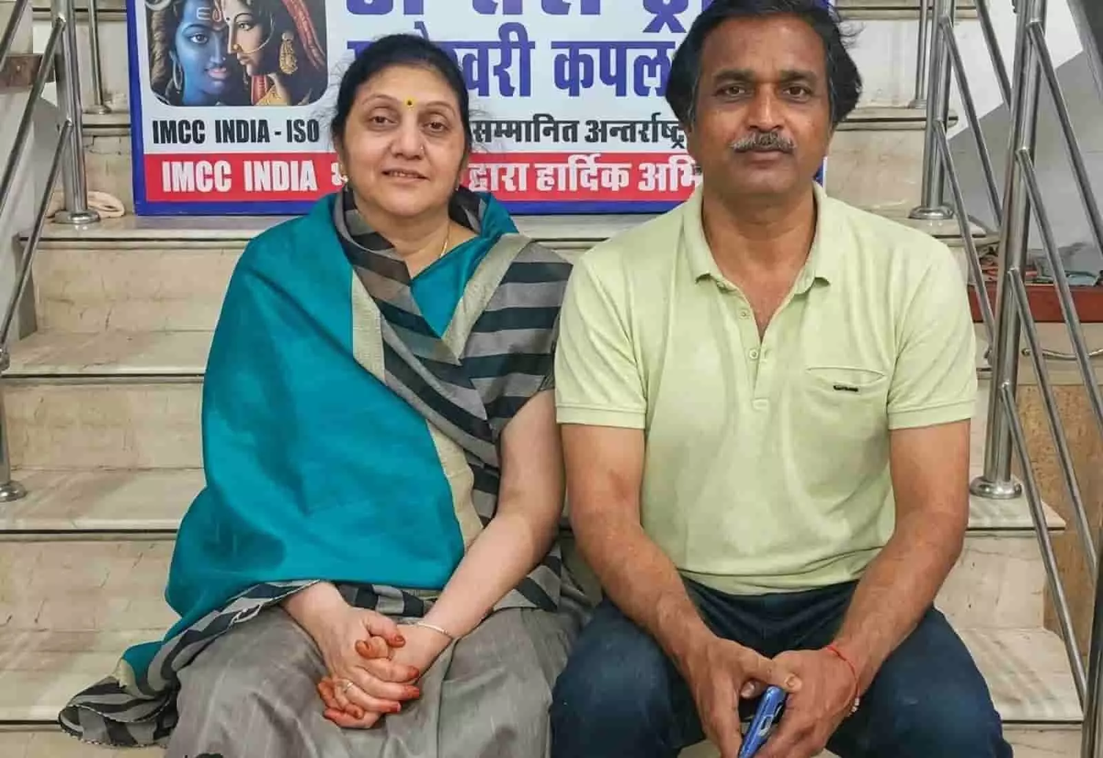 तस्वीर में आईएमसीसी राष्ट्रीय महासचिव अनिता डॉ. अशोक सोडाणी भीलवाड़ा में अभियान बैनर के सामने बैठी हैं। तस्वीर में आईएमसीसी राष्ट्रीय महासचिव अनिता डॉ. अशोक सोडाणी भीलवाड़ा में अभियान बैनर के सामने बैठी हैं।