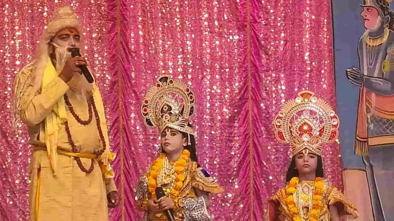 तस्वीर में डीग के रामलीला मंच पर बाल कलाकार पारंपरिक वेशभूषा में अभिनय करते दिख रहे हैं। तस्वीर में डीग के रामलीला मंच पर बाल कलाकार पारंपरिक वेशभूषा में अभिनय करते दिख रहे हैं।