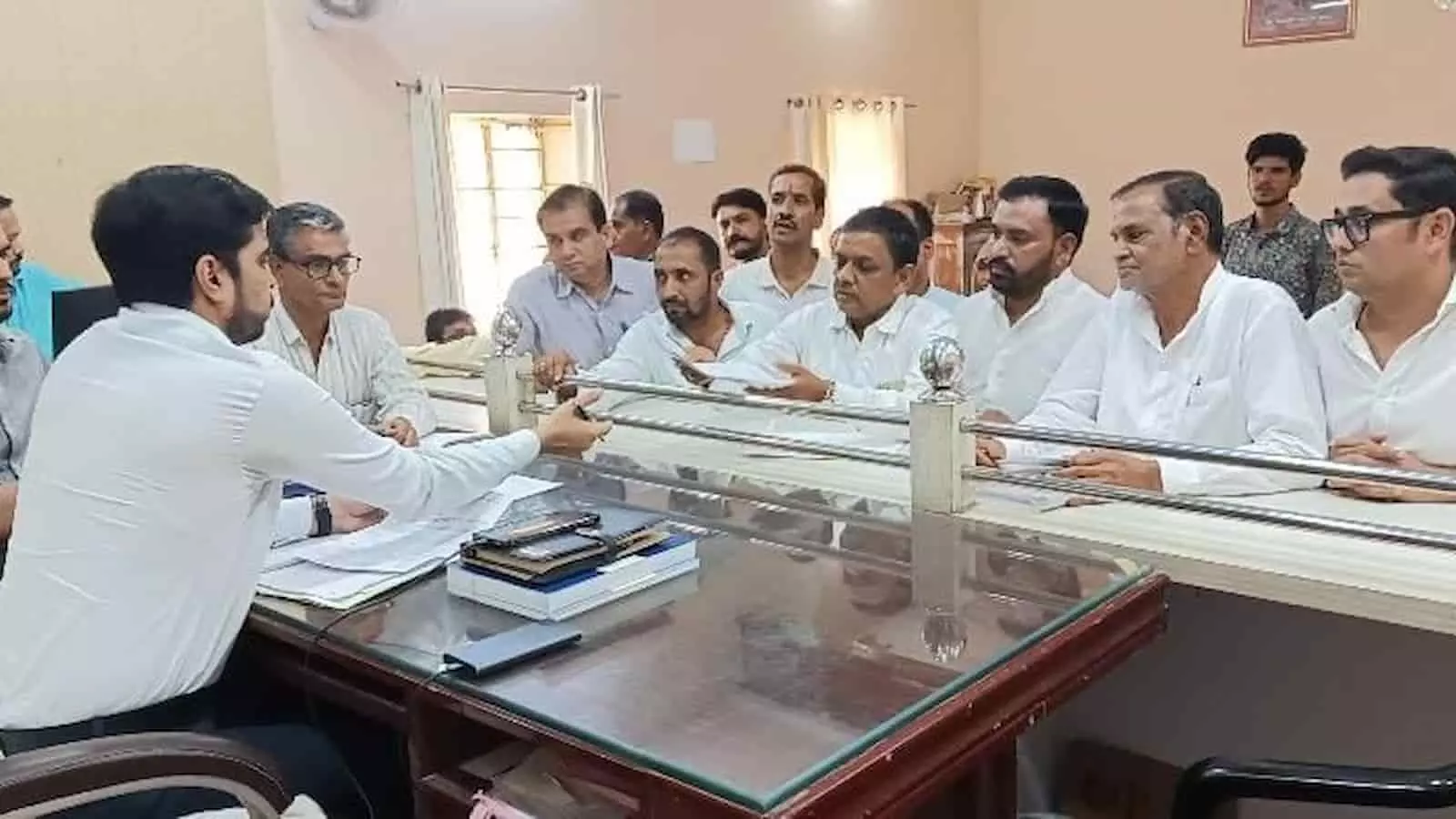 कार्यालय में बैठे अधिकारी को चुनाव चिह्न से संबंधित दस्तावेज सौंपते भाजपा प्रतिनिधि मंडल के लोग। कार्यालय में बैठे अधिकारी को चुनाव चिह्न से संबंधित दस्तावेज सौंपते भाजपा प्रतिनिधि मंडल के लोग।
