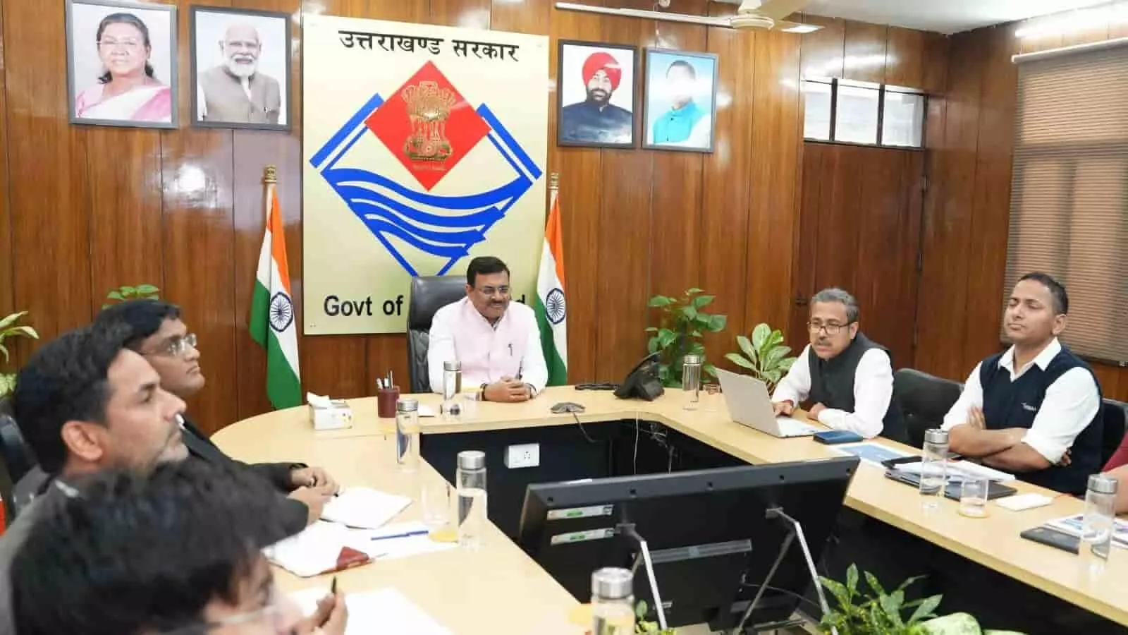 तस्वीर में मुख्य सचिव आनंद बर्द्धन देहरादून सचिवालय में अधिकारियों संग कौशल विकास बैठक की अध्यक्षता करते हुए। तस्वीर में मुख्य सचिव आनंद बर्द्धन देहरादून सचिवालय में अधिकारियों संग कौशल विकास बैठक की अध्यक्षता करते हुए।