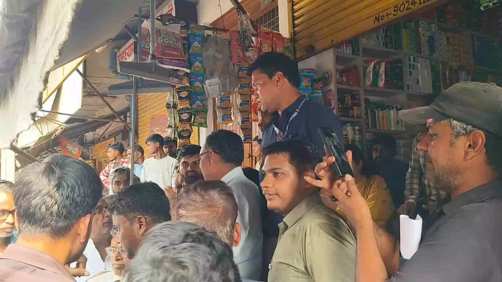 तस्वीर में भरतपुर के बयाना बाजार में अधिकारियों और व्यापारियों के बीच खाद्य जांच के दौरान बहस होती दिख रही है। तस्वीर में भरतपुर के बयाना बाजार में अधिकारियों और व्यापारियों के बीच खाद्य जांच के दौरान बहस होती दिख रही है।