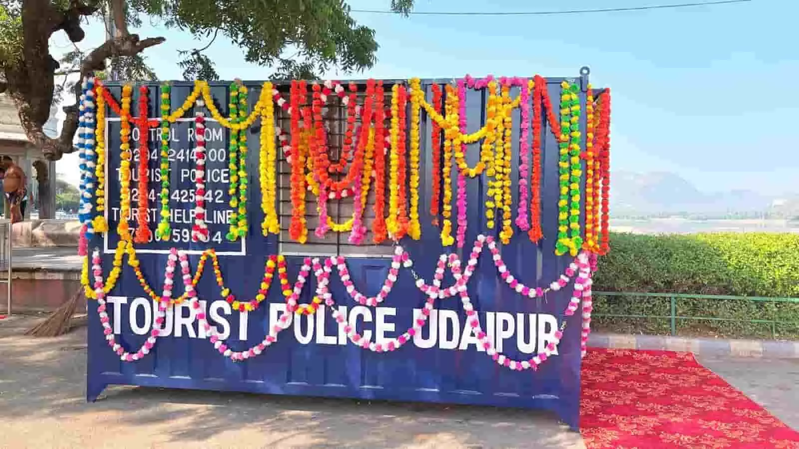 तस्वीर में उदयपुर पुलिस अधीक्षक डॉ. अमृता दुहन फतहसागर पाल पर तैनात पर्यटक पुलिस जवानों को संबोधित करती हुईं। तस्वीर में उदयपुर पुलिस अधीक्षक डॉ. अमृता दुहन फतहसागर पाल पर तैनात पर्यटक पुलिस जवानों को संबोधित करती हुईं।