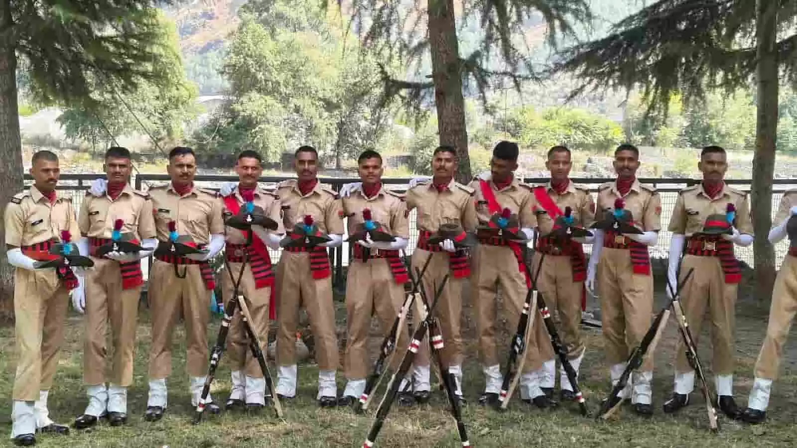 तस्वीर में वर्दी पहने मेवाड़ भील कोर के नवनियुक्त जवान शमशी में प्रशिक्षण पूरा होने पर खड़े हैं। तस्वीर में वर्दी पहने मेवाड़ भील कोर के नवनियुक्त जवान शमशी में प्रशिक्षण पूरा होने पर खड़े हैं।