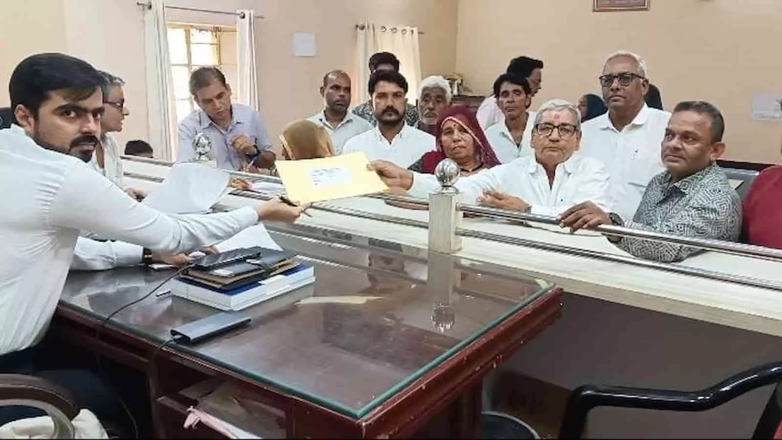 तस्वीर में कांग्रेस नेता सहाड़ा में निर्वाचन अधिकारी को पंचायत चुनाव से जुड़े दस्तावेज सौंपते हुए। तस्वीर में कांग्रेस नेता सहाड़ा में निर्वाचन अधिकारी को पंचायत चुनाव से जुड़े दस्तावेज सौंपते हुए।